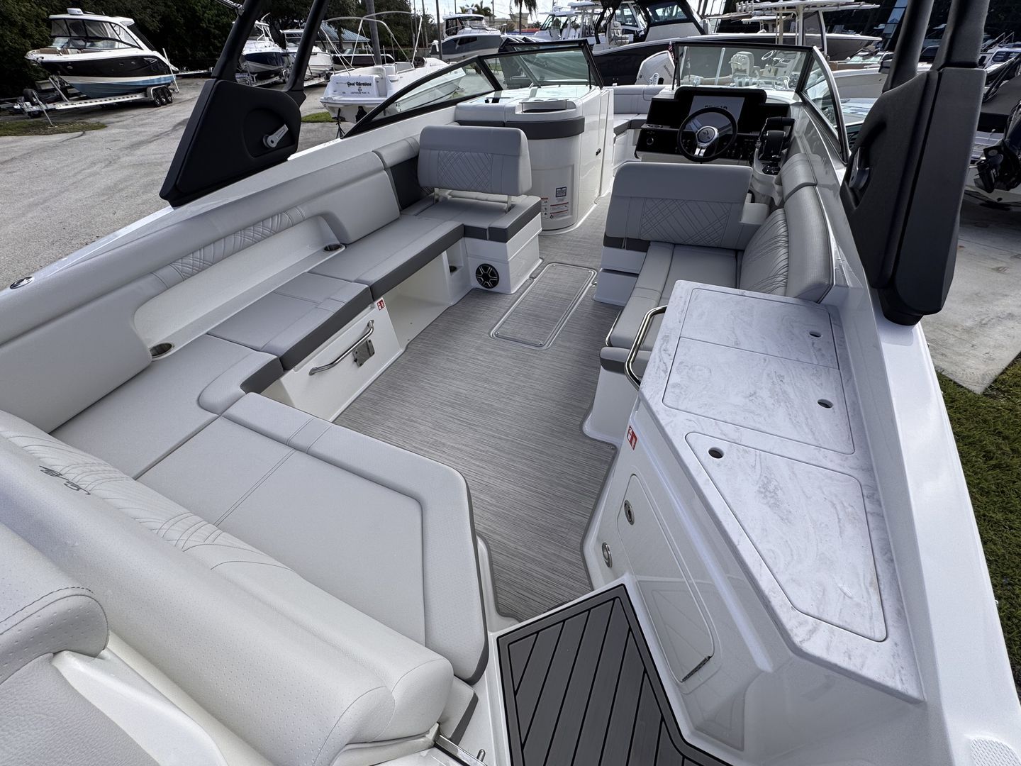 2026 Sea Ray SDX 290 Outboard Image Thumbnail #10