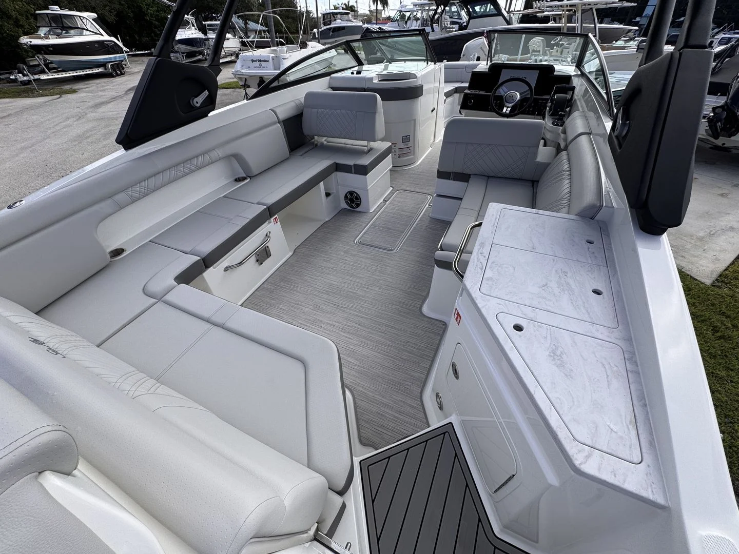 2026 Sea Ray SDX 290 Outboard Image Thumbnail #10