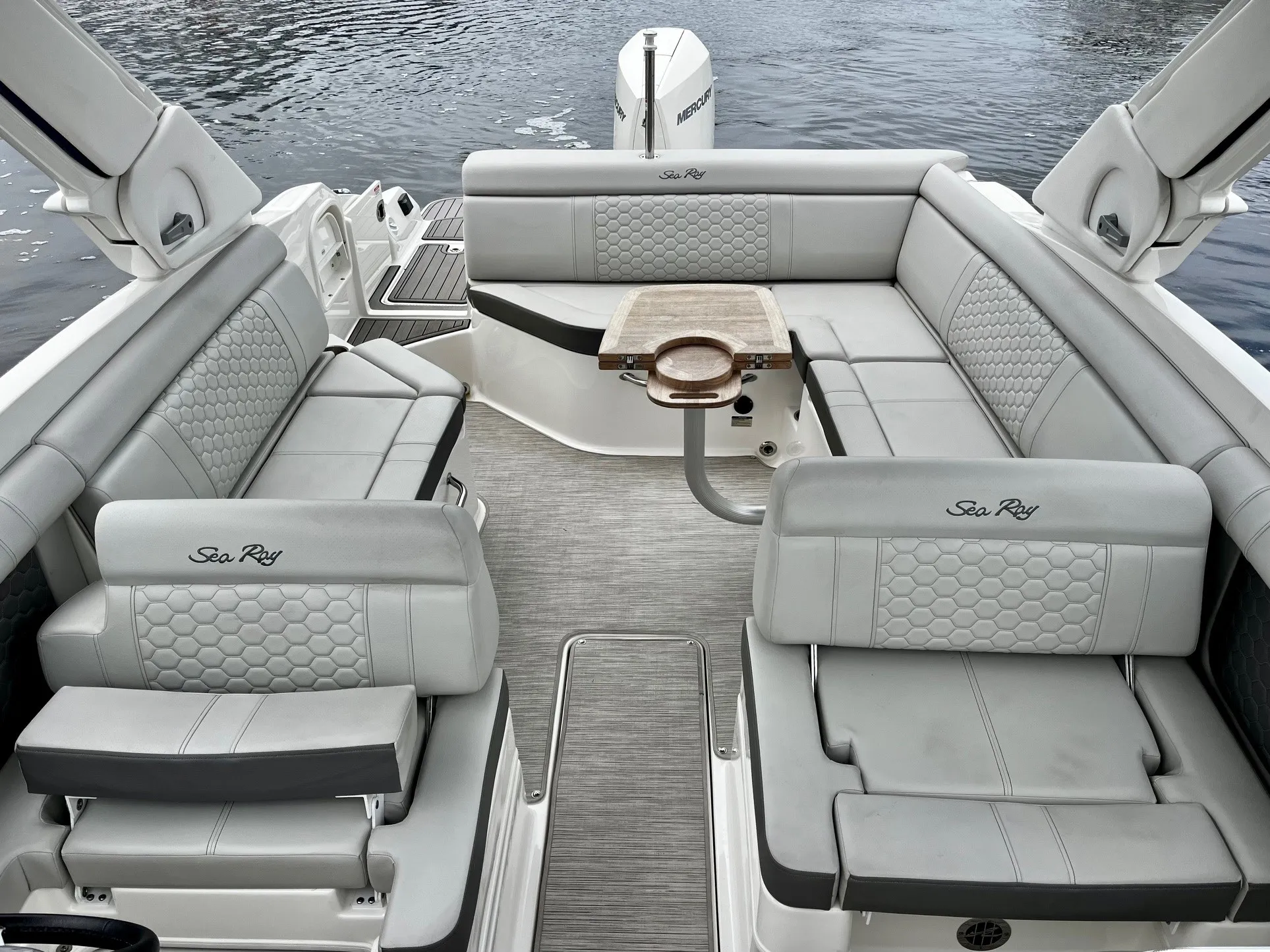 2024 Sea Ray 270 SDX OUTBOARD Image Thumbnail #7
