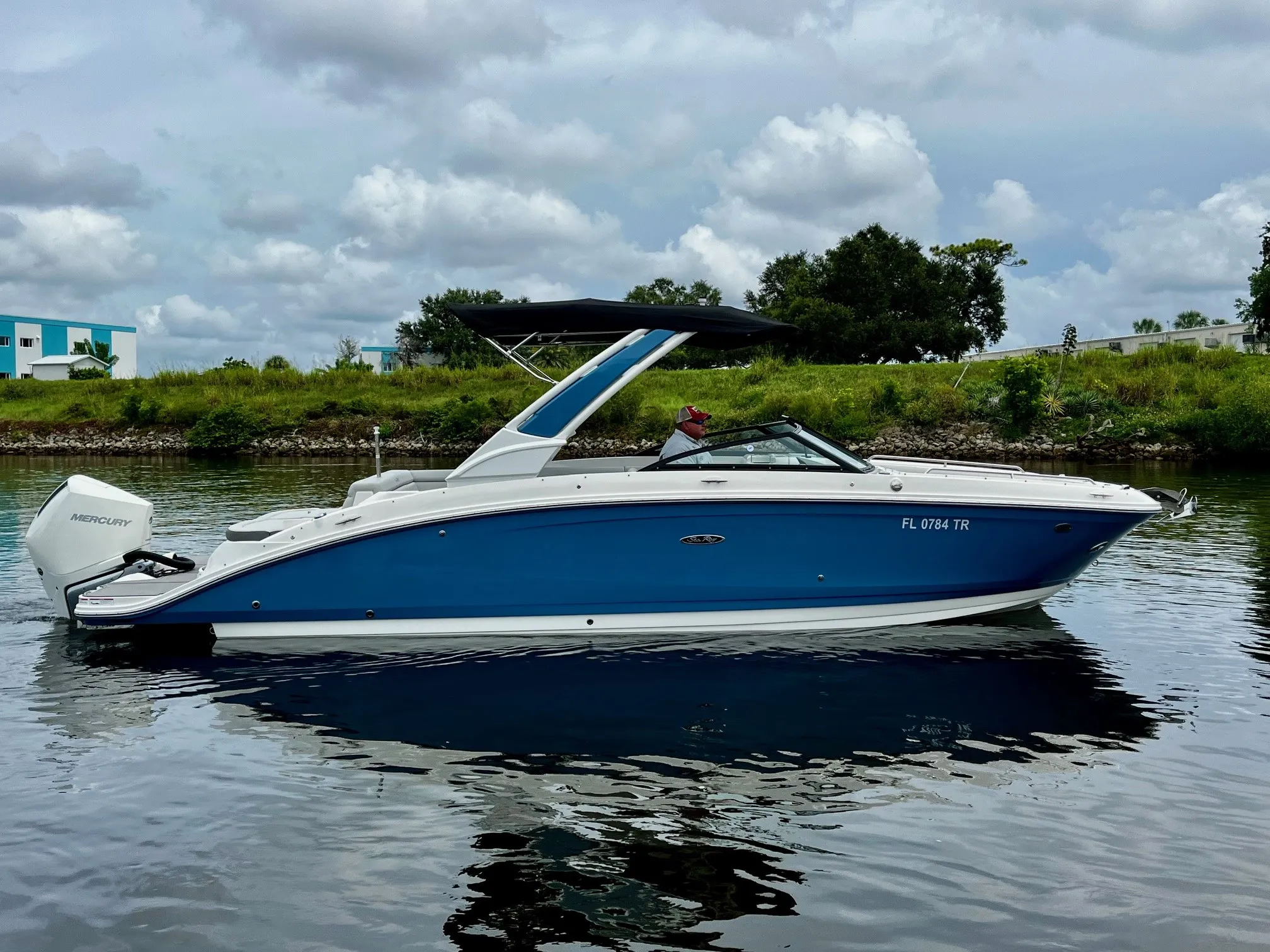 2024 Sea Ray 270 SDX OUTBOARD Image Thumbnail #0