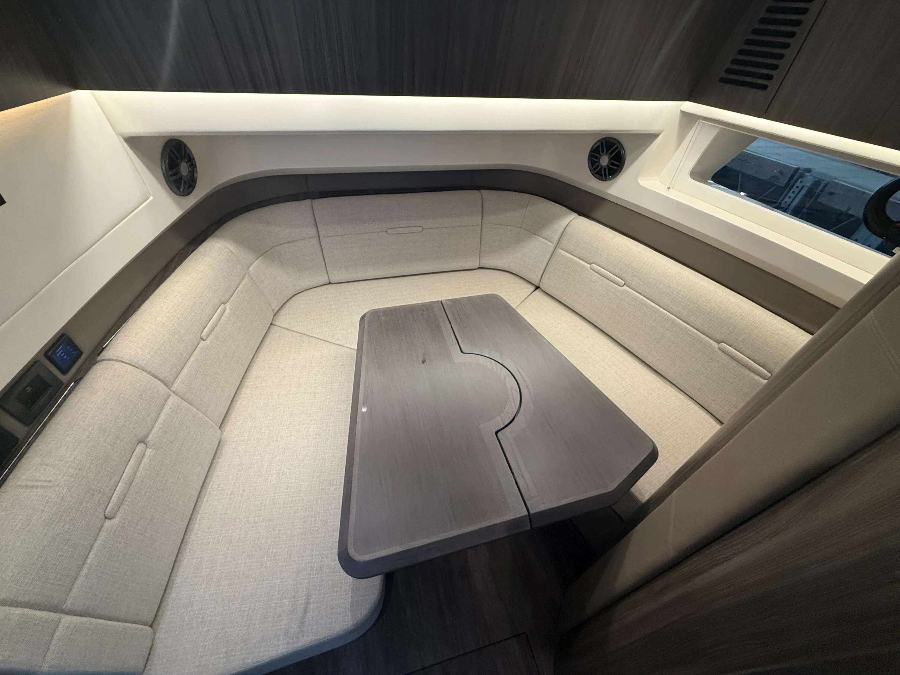 2026 Sea Ray SLX 400 Outboard Image Thumbnail #33