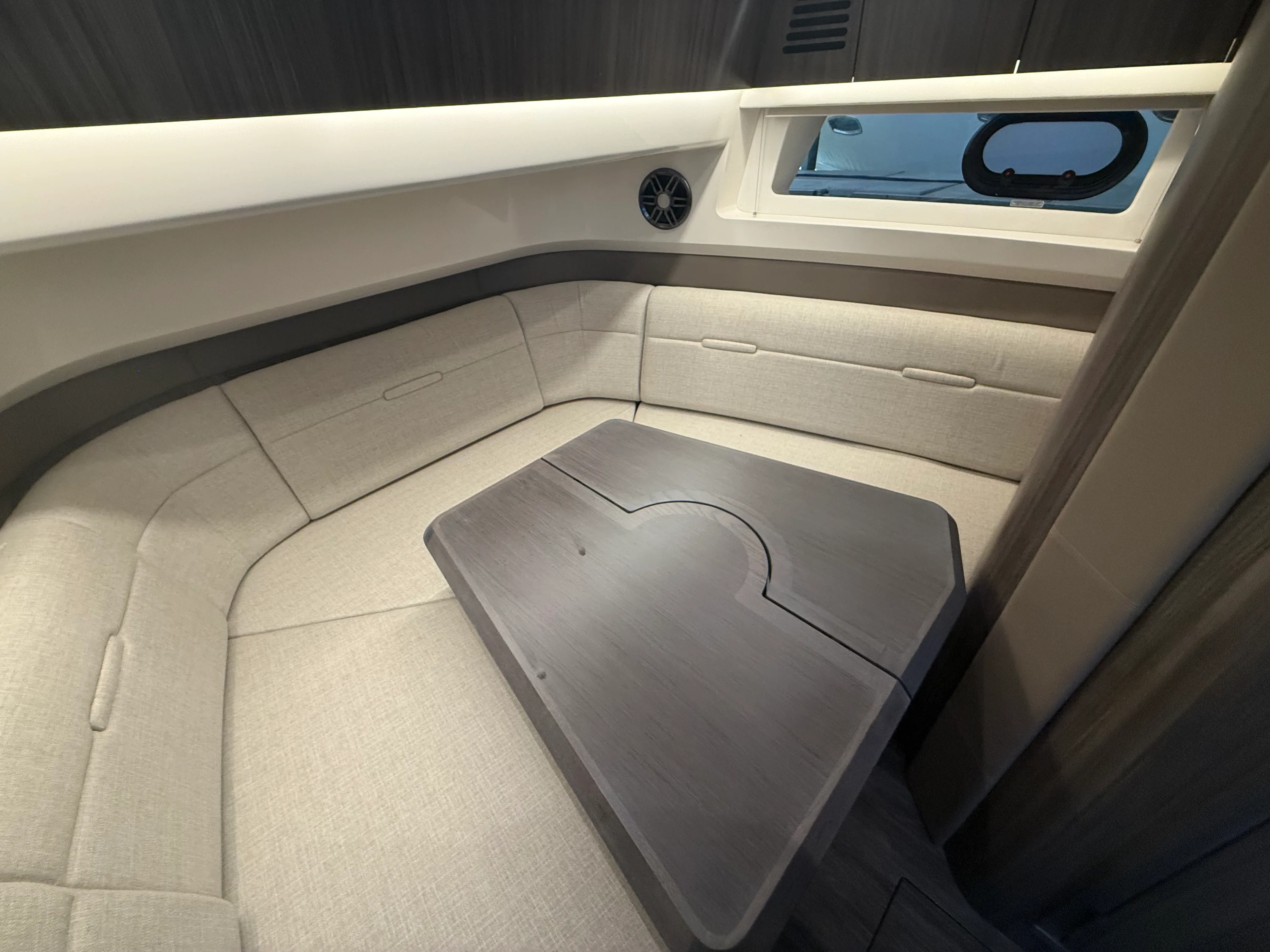 2026 Sea Ray SLX 400 Outboard Image Thumbnail #34