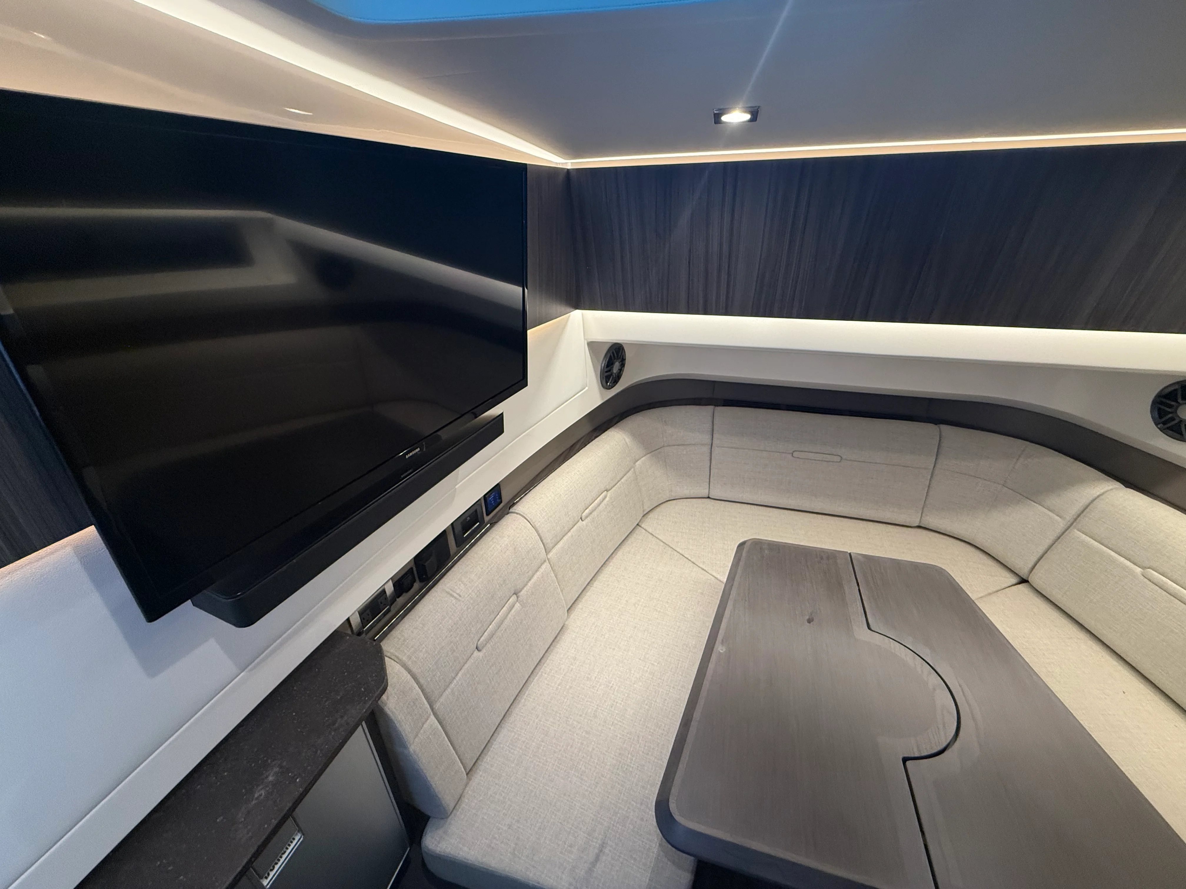 2026 Sea Ray SLX 400 Outboard Image Thumbnail #35