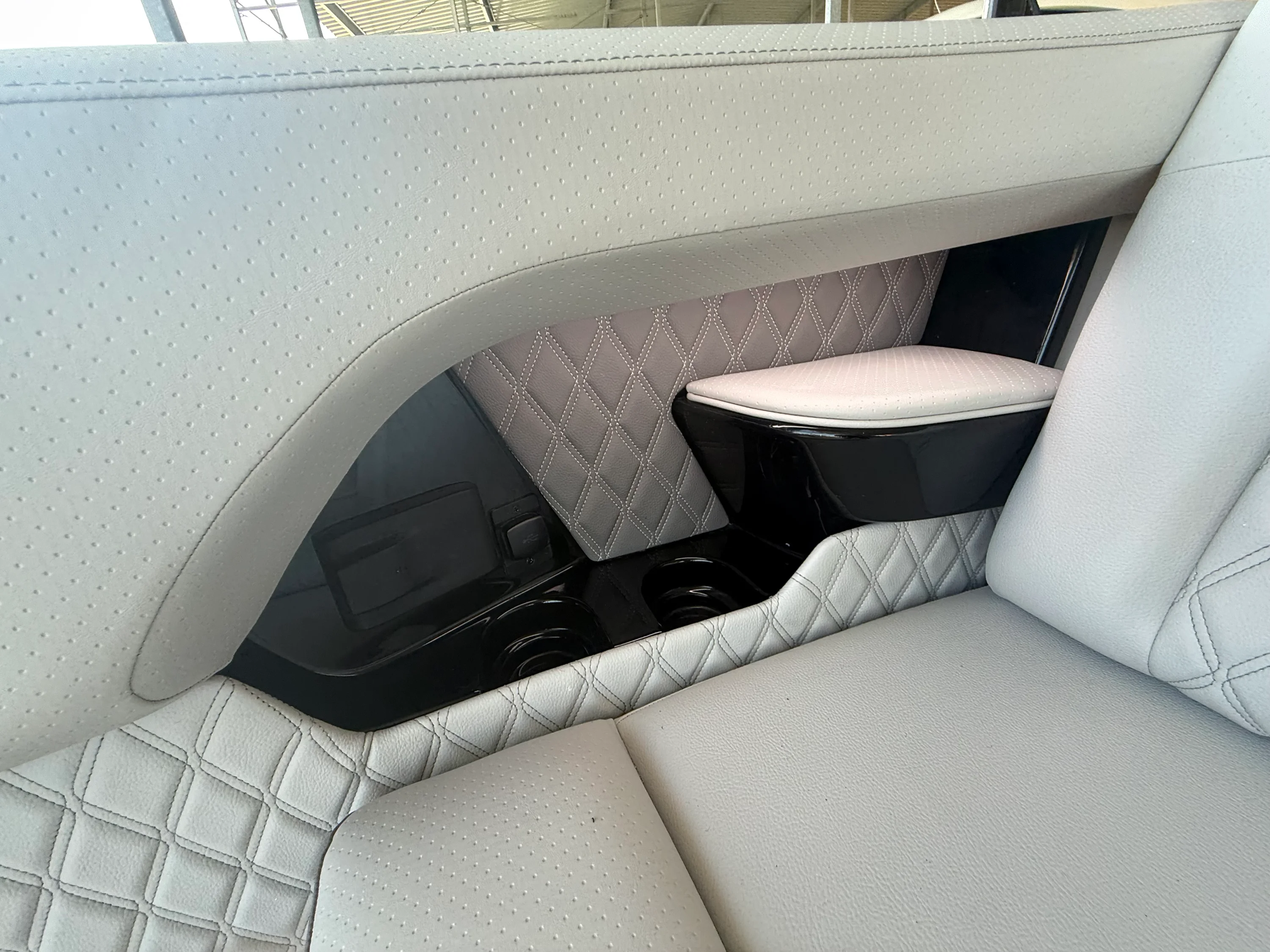 2026 Sea Ray SLX 400 Outboard Image Thumbnail #32