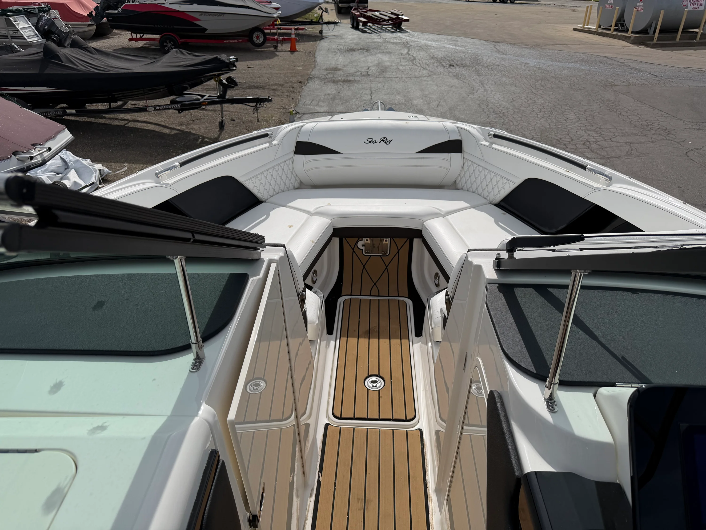 2026 Sea Ray SLX 260 Image Thumbnail #15