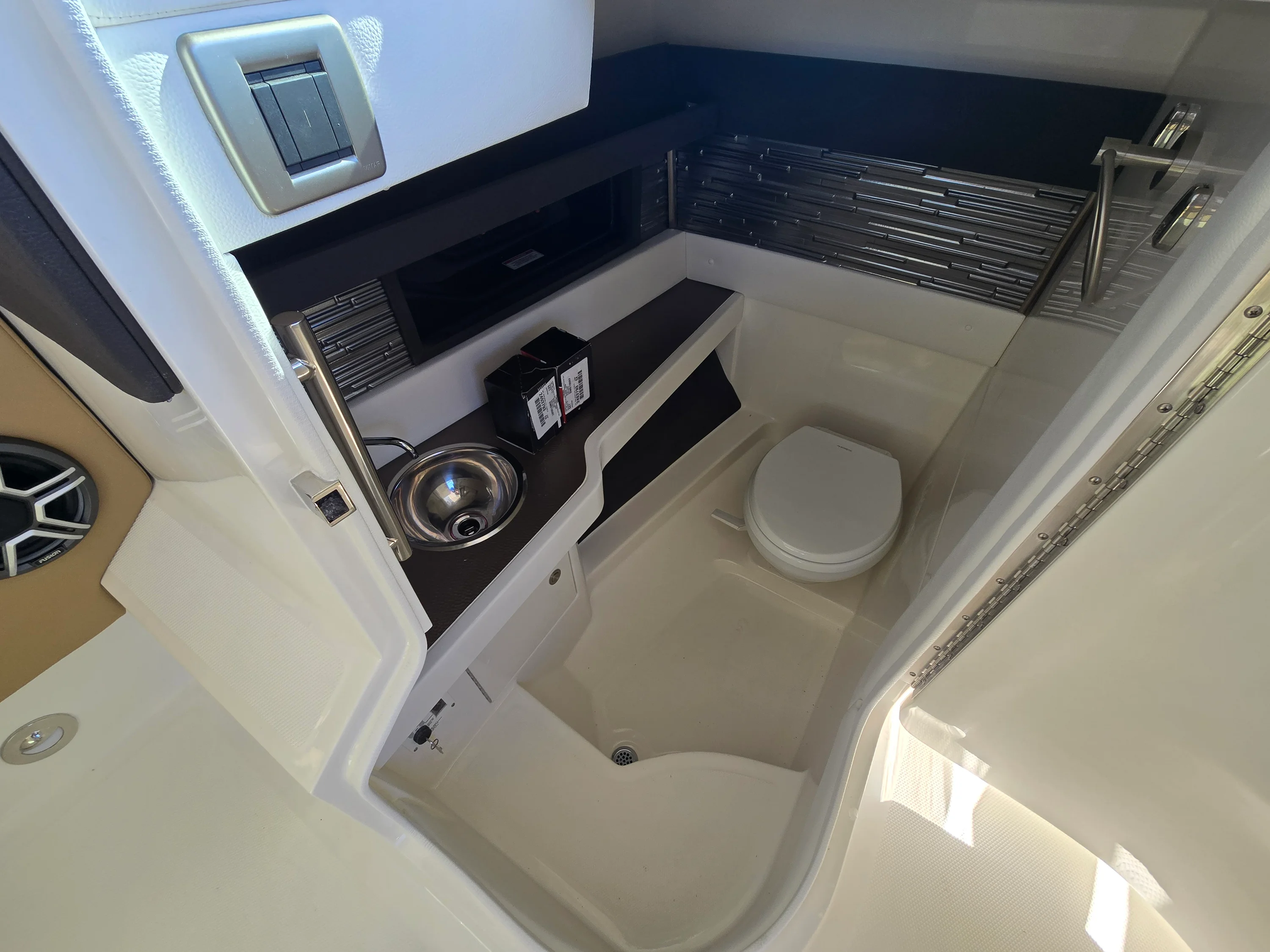 2026 Sea Ray SLX 310 Outboard Image Thumbnail #18