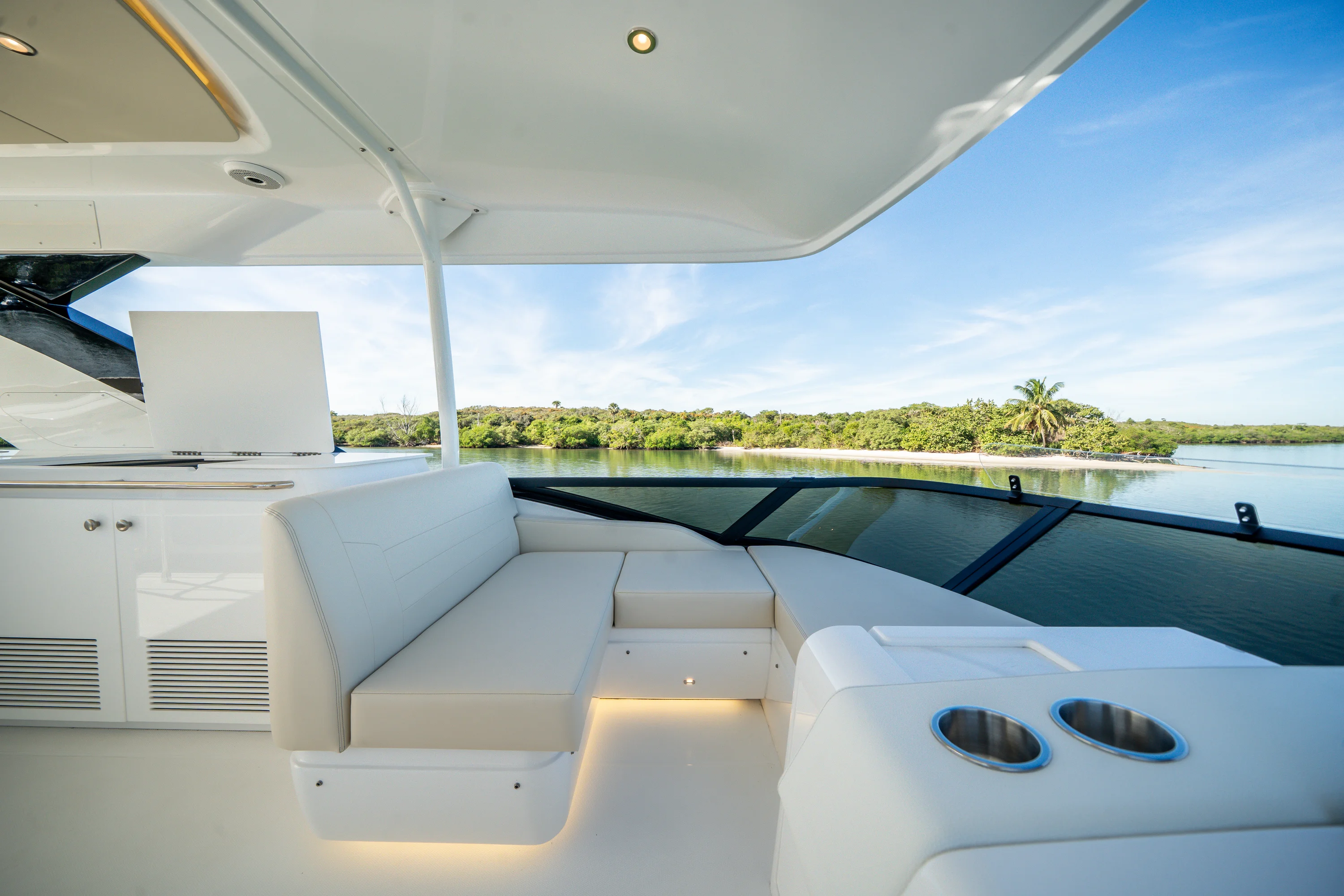 2026 Cruisers Yachts 57 FLY Image Thumbnail #25