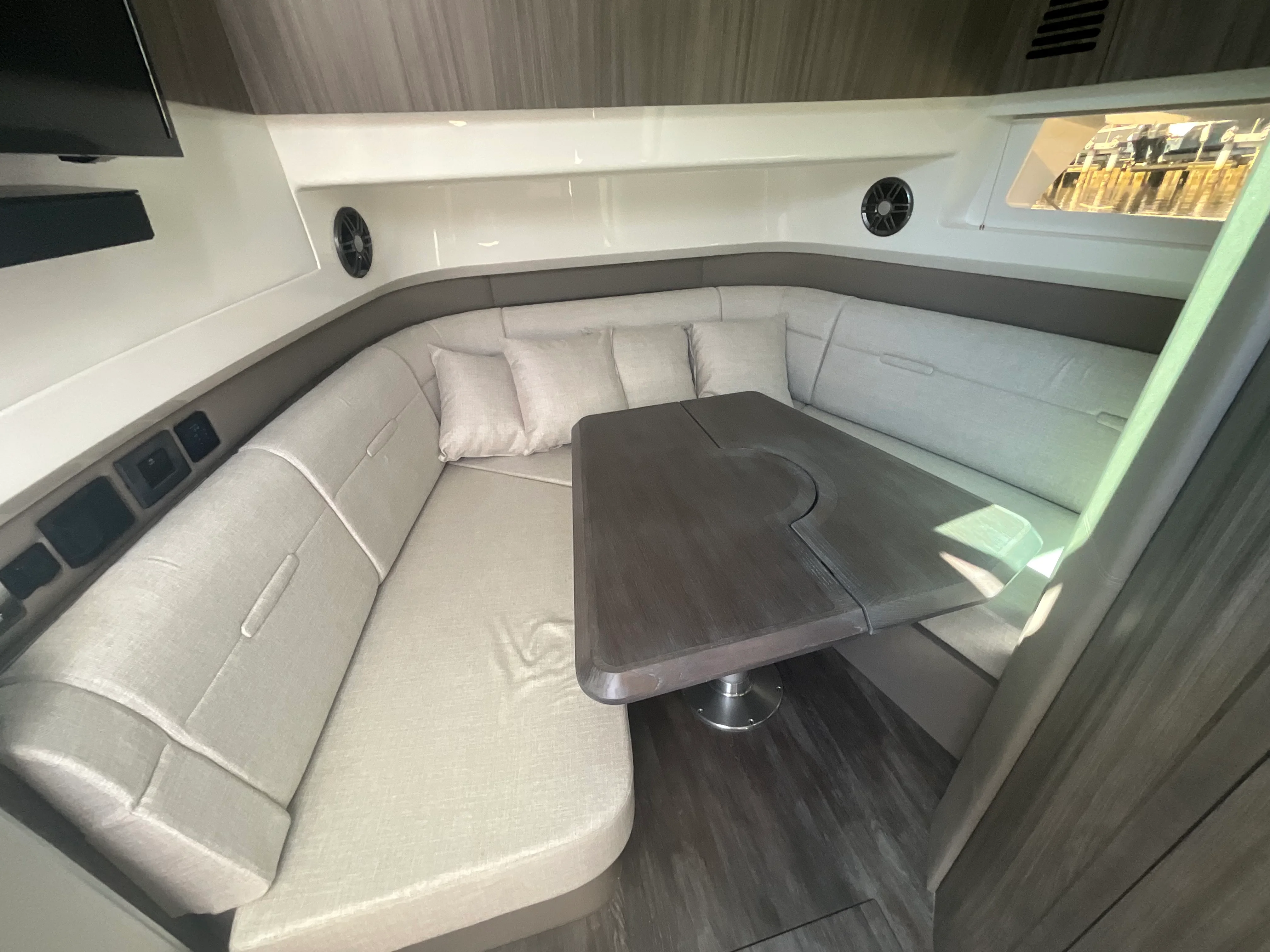 2026 Sea Ray SLX 400 Outboard Image Thumbnail #31