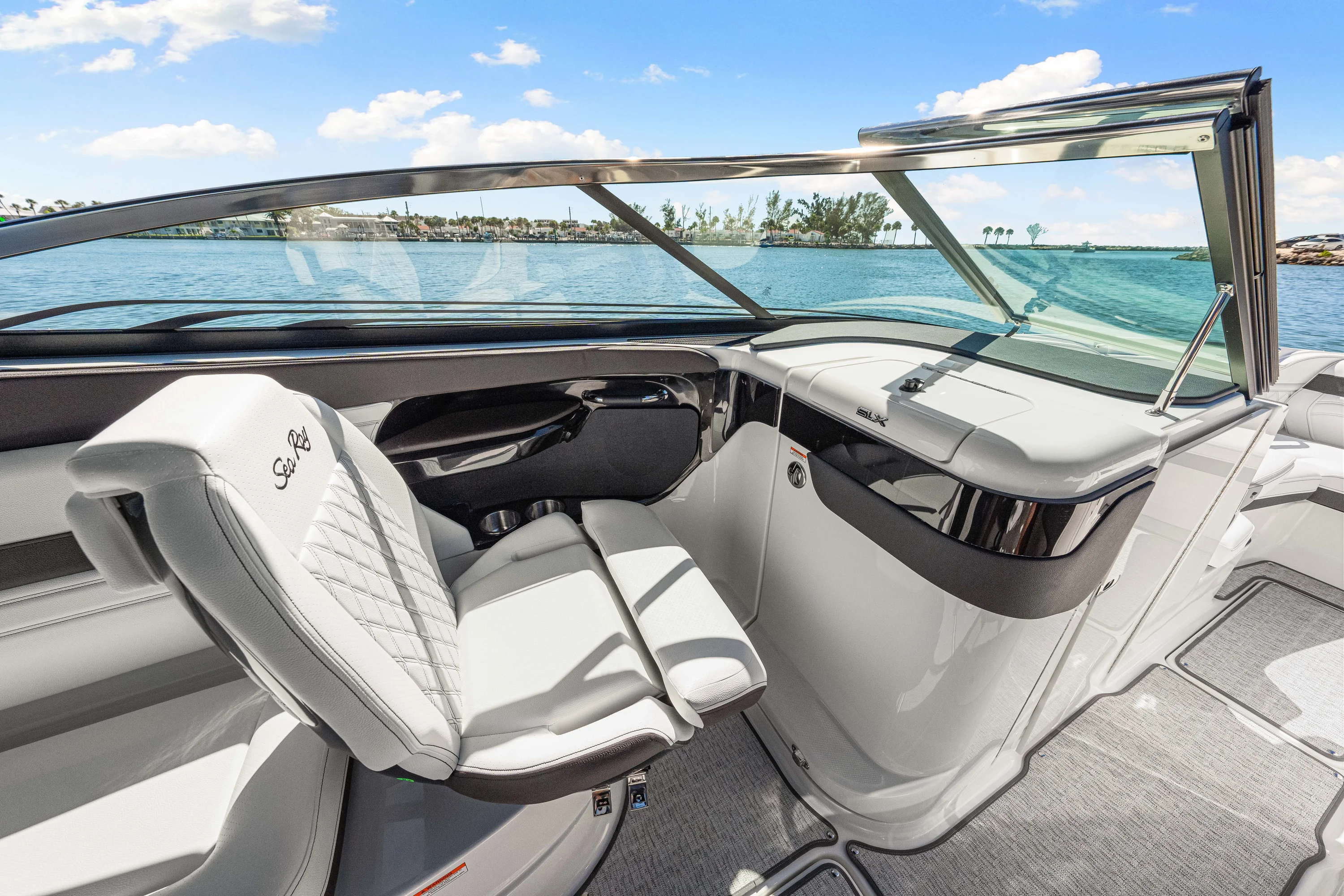 2026 Sea Ray SLX 260 Outboard Image Thumbnail #32