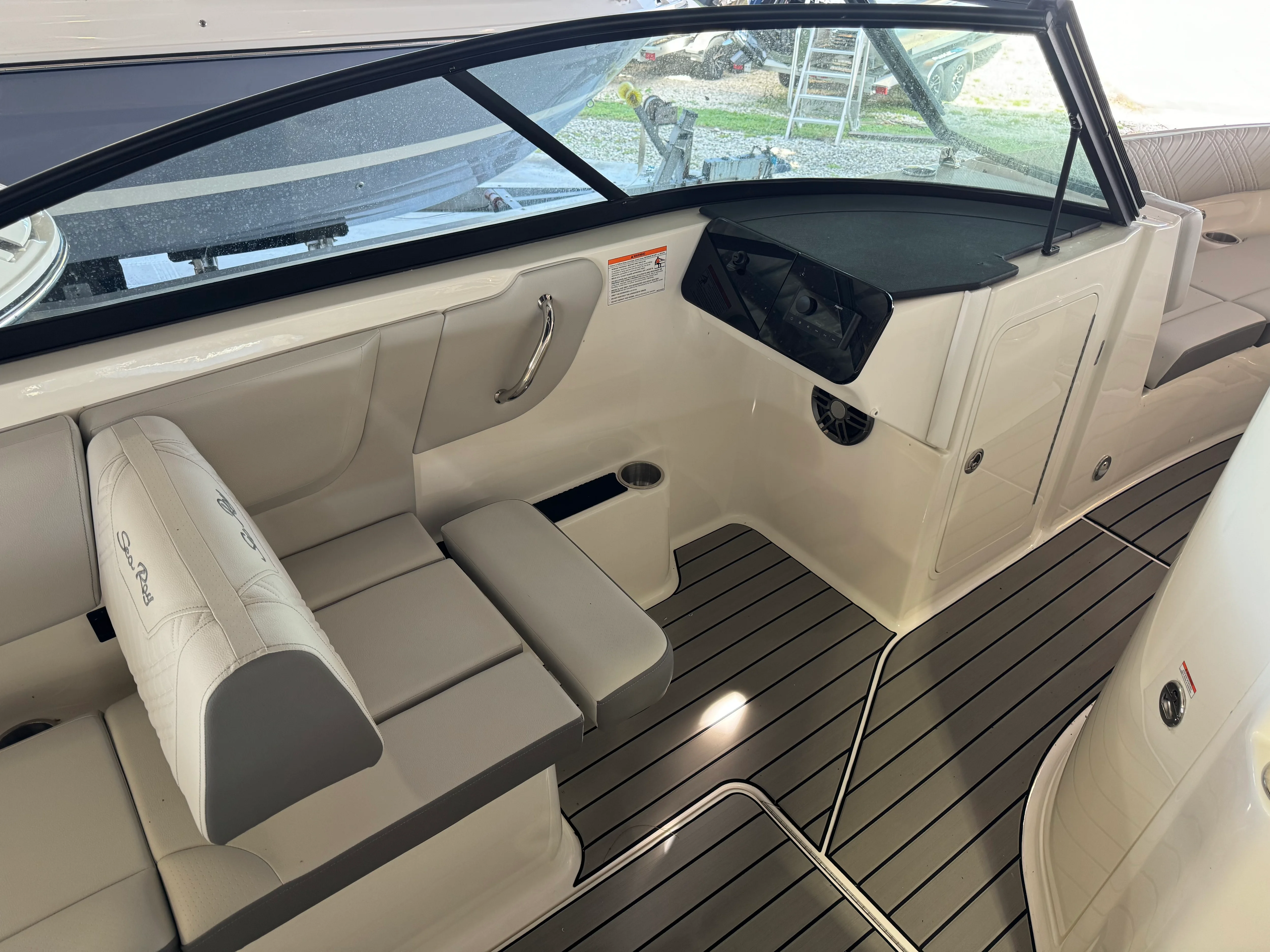 2026 Sea Ray SDX 270 Outboard Image Thumbnail #8