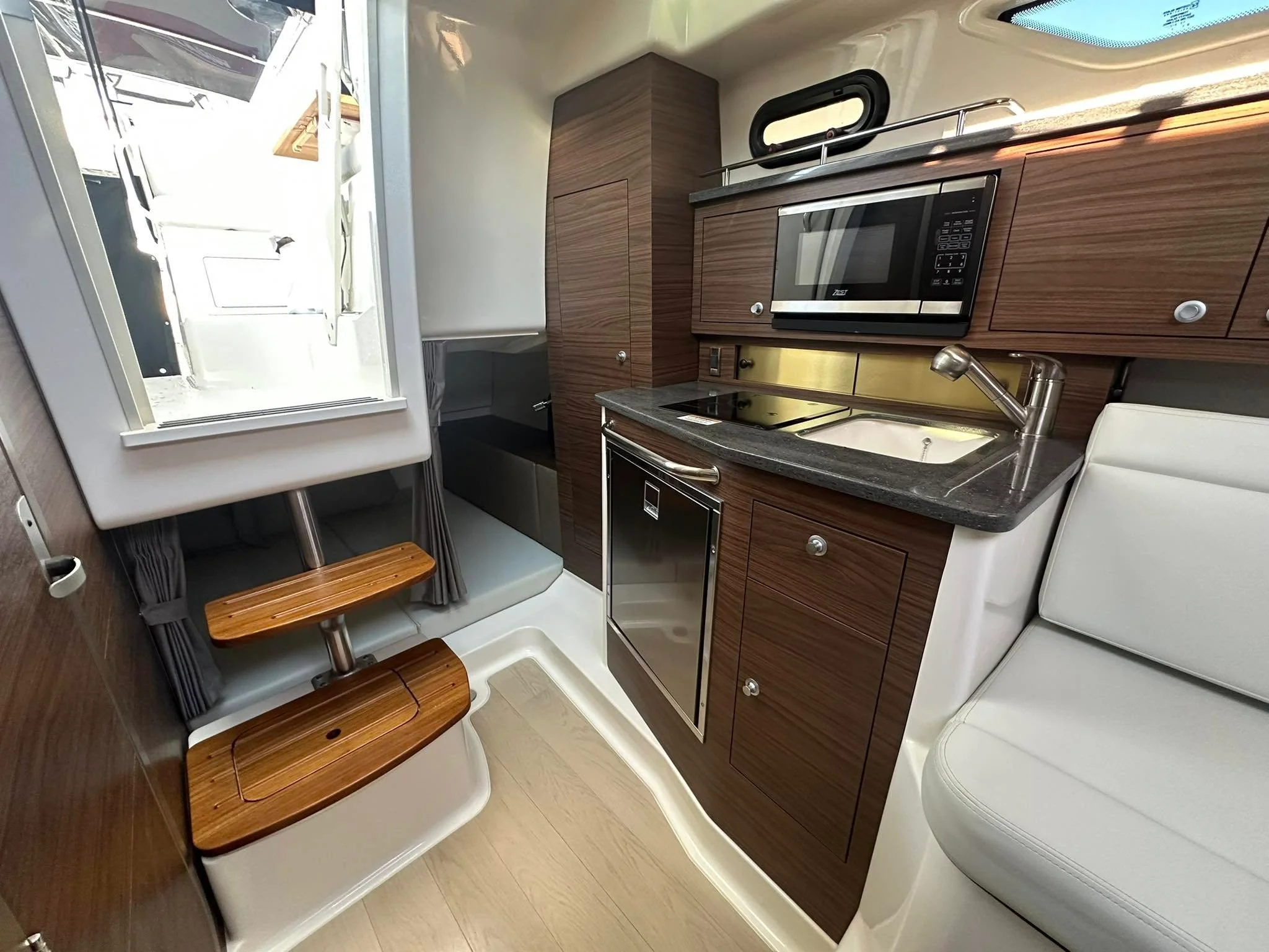 2025 Boston Whaler 325 CONQUEST Image Thumbnail #18