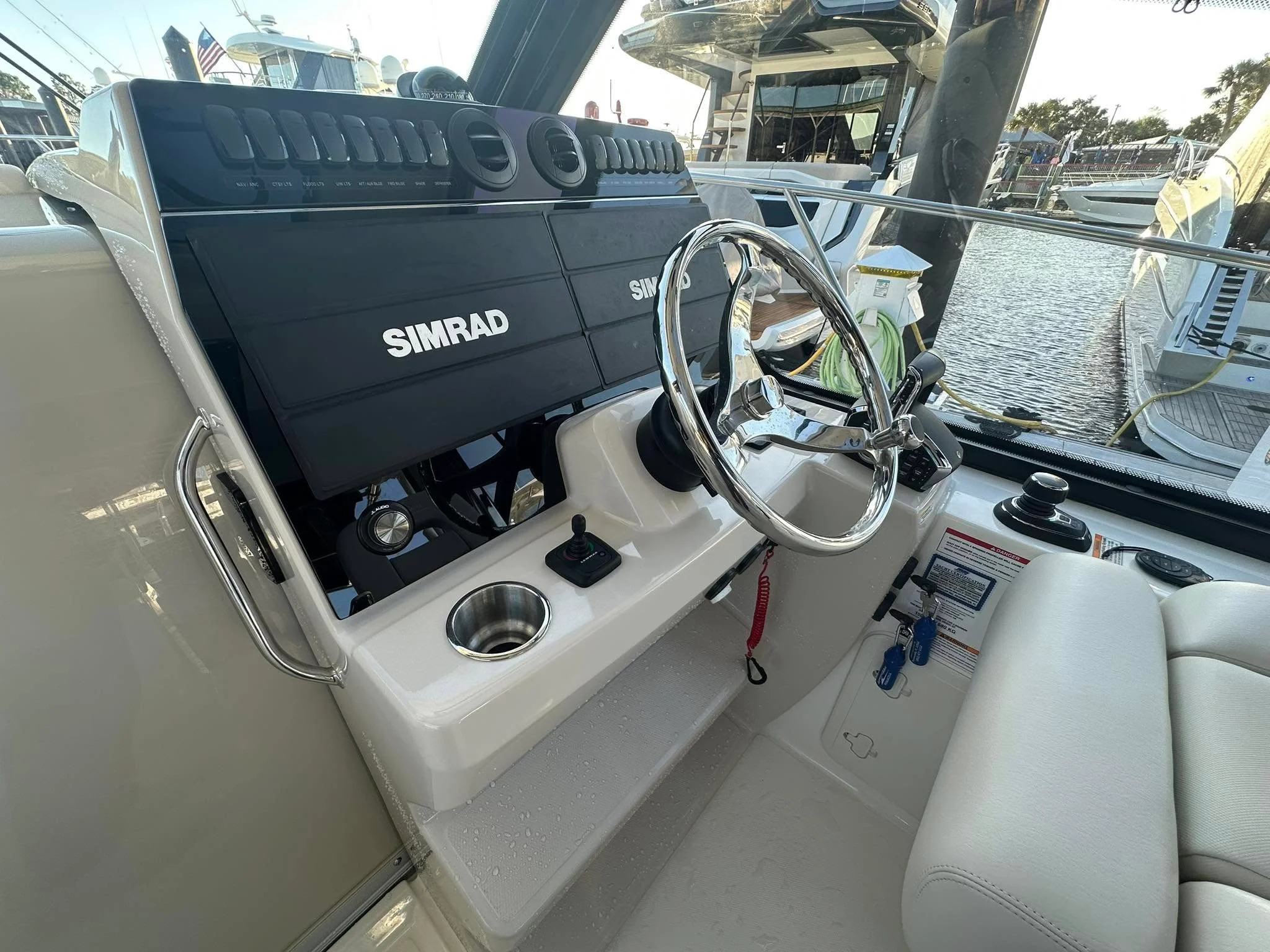2025 Boston Whaler 325 CONQUEST Image Thumbnail #9
