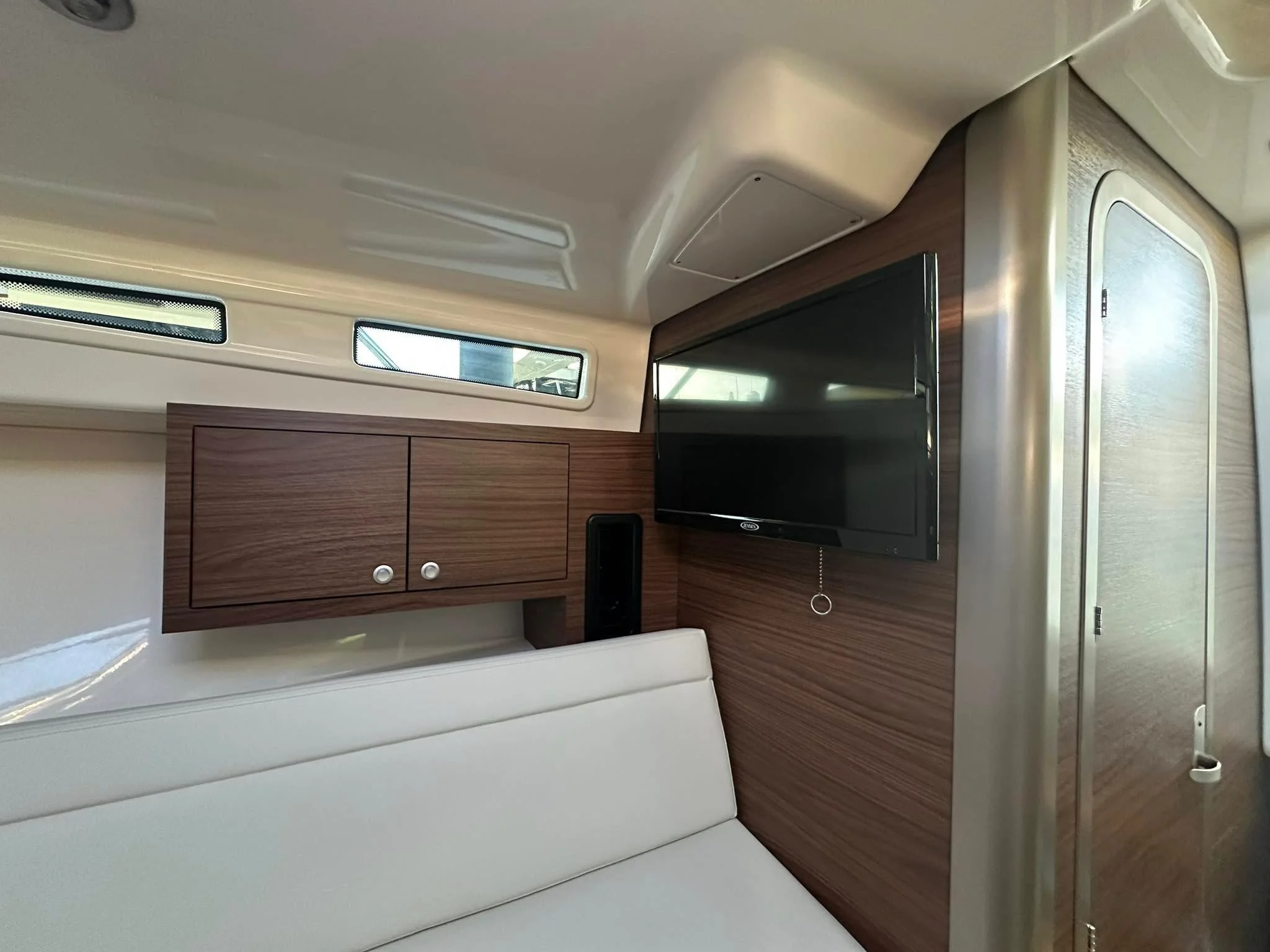 2025 Boston Whaler 325 CONQUEST Image Thumbnail #20