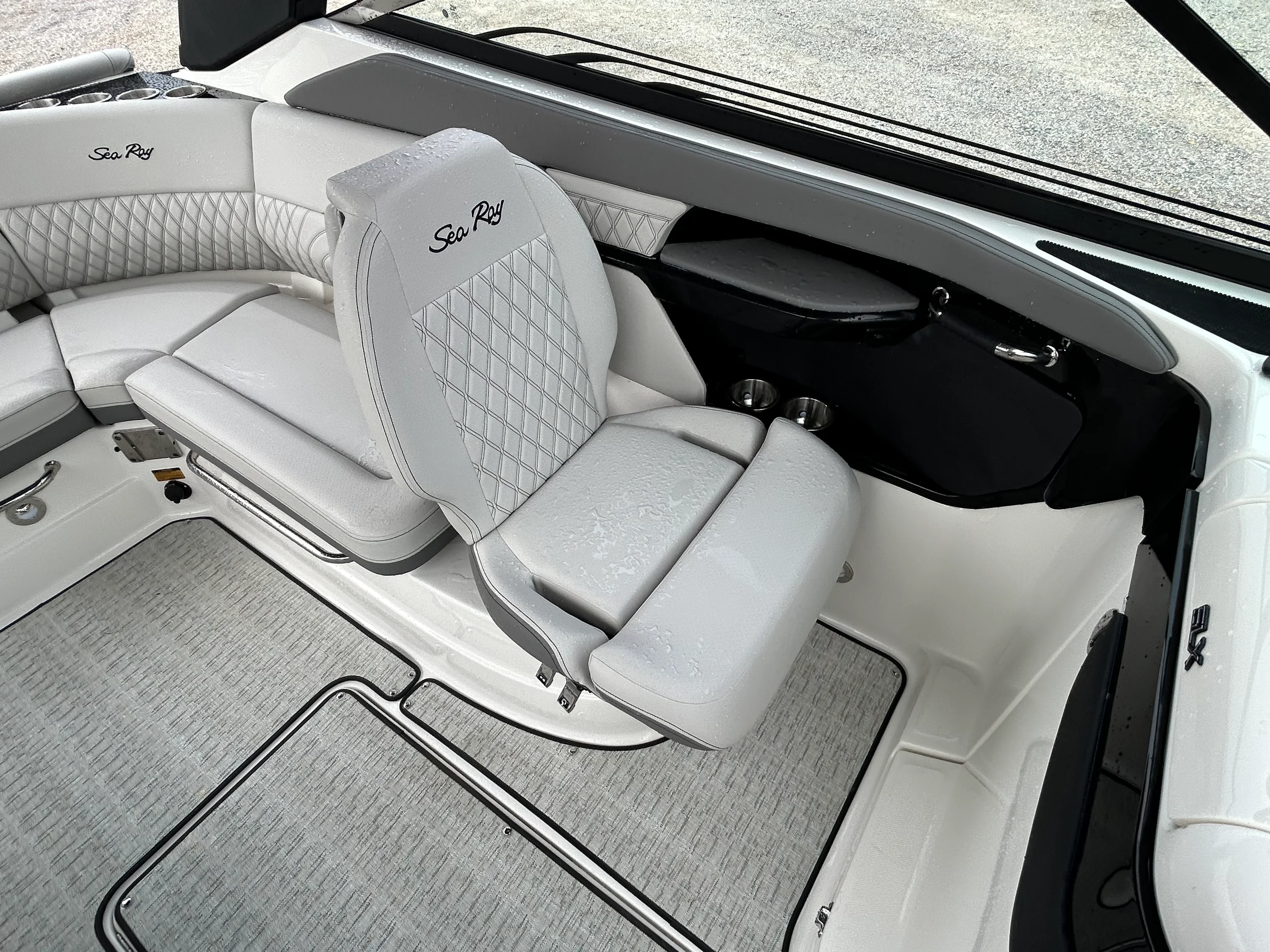 2026 Sea Ray SLX 260 Outboard Image Thumbnail #10