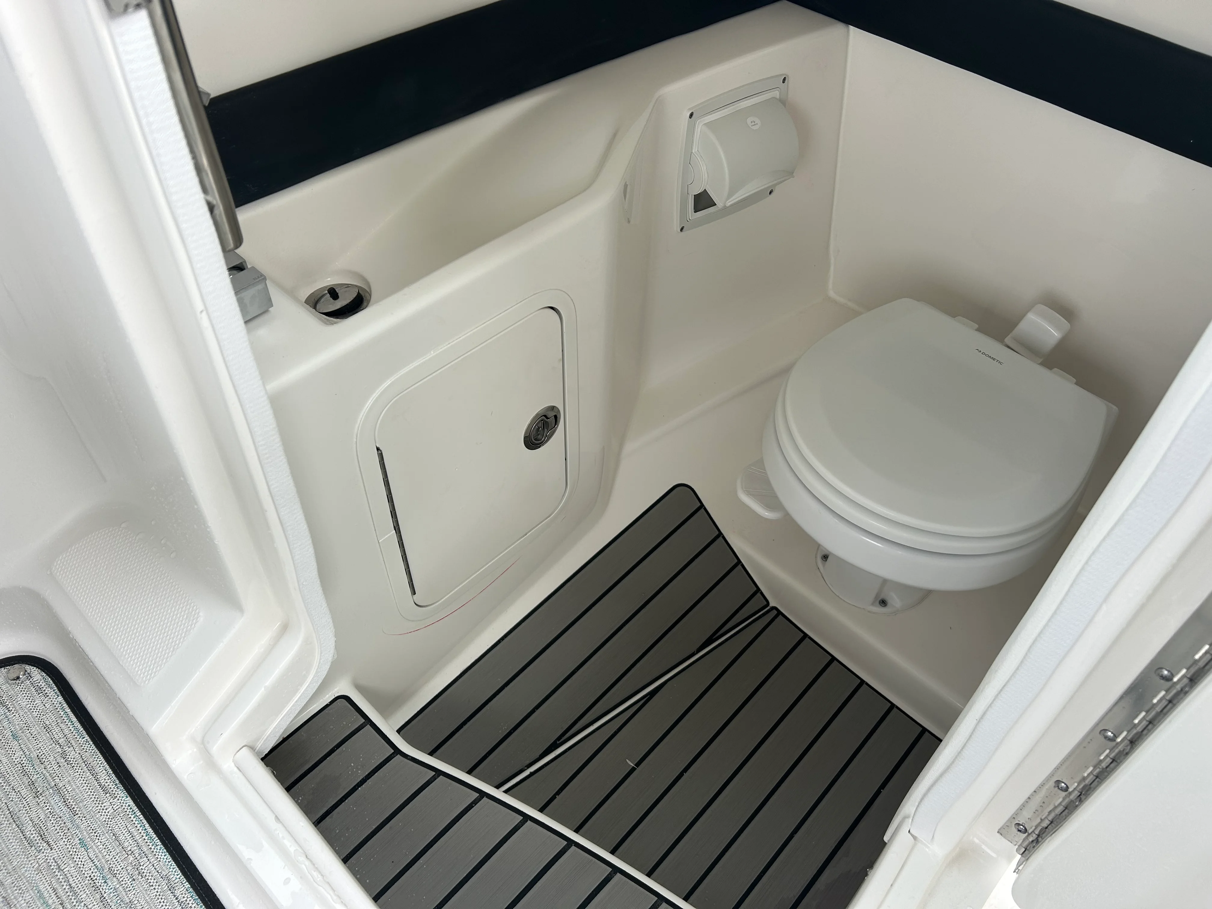 2026 Sea Ray SLX 260 Outboard Image Thumbnail #13