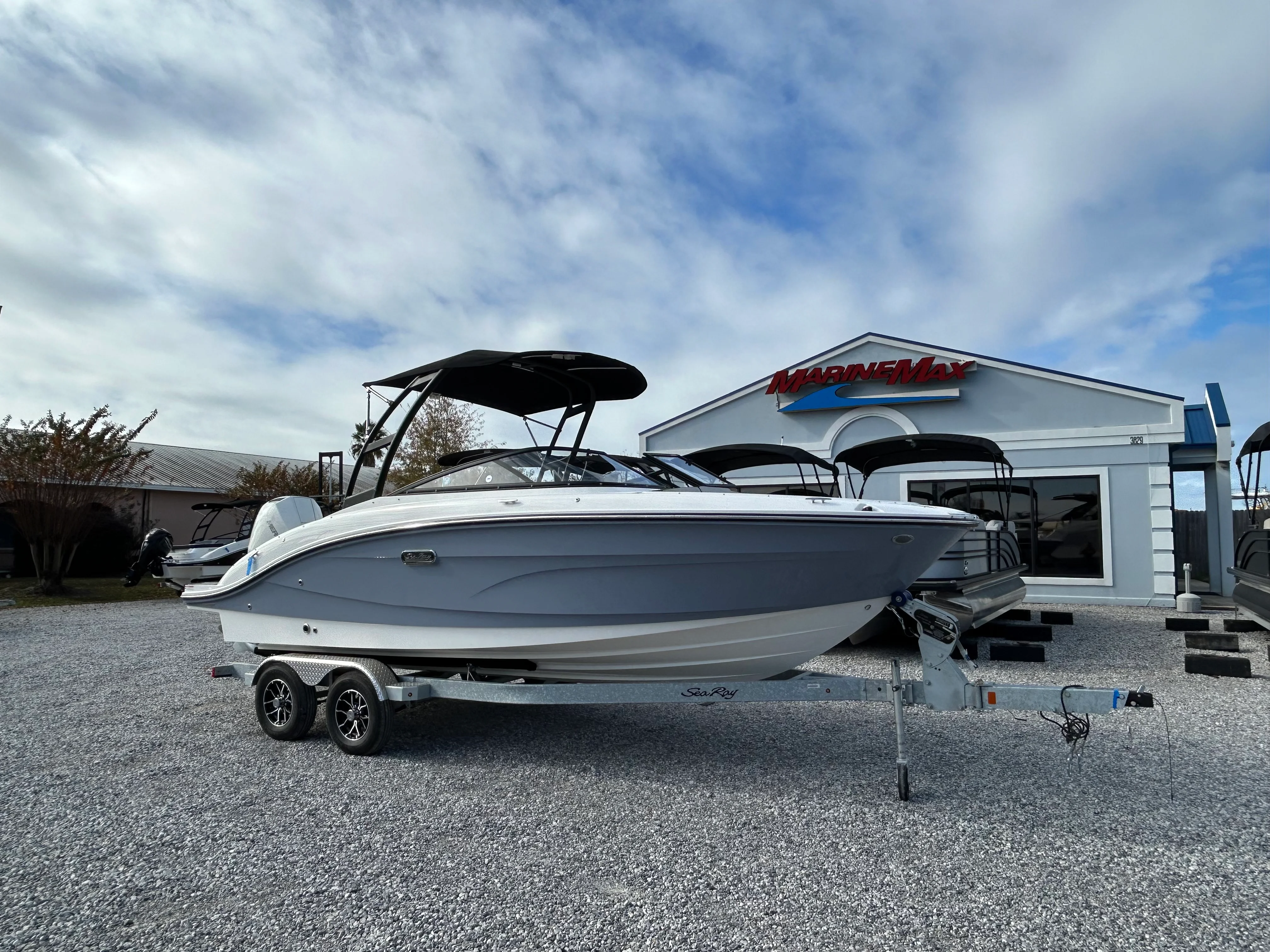 2026 Sea Ray SLX 260 Outboard Image Thumbnail #3