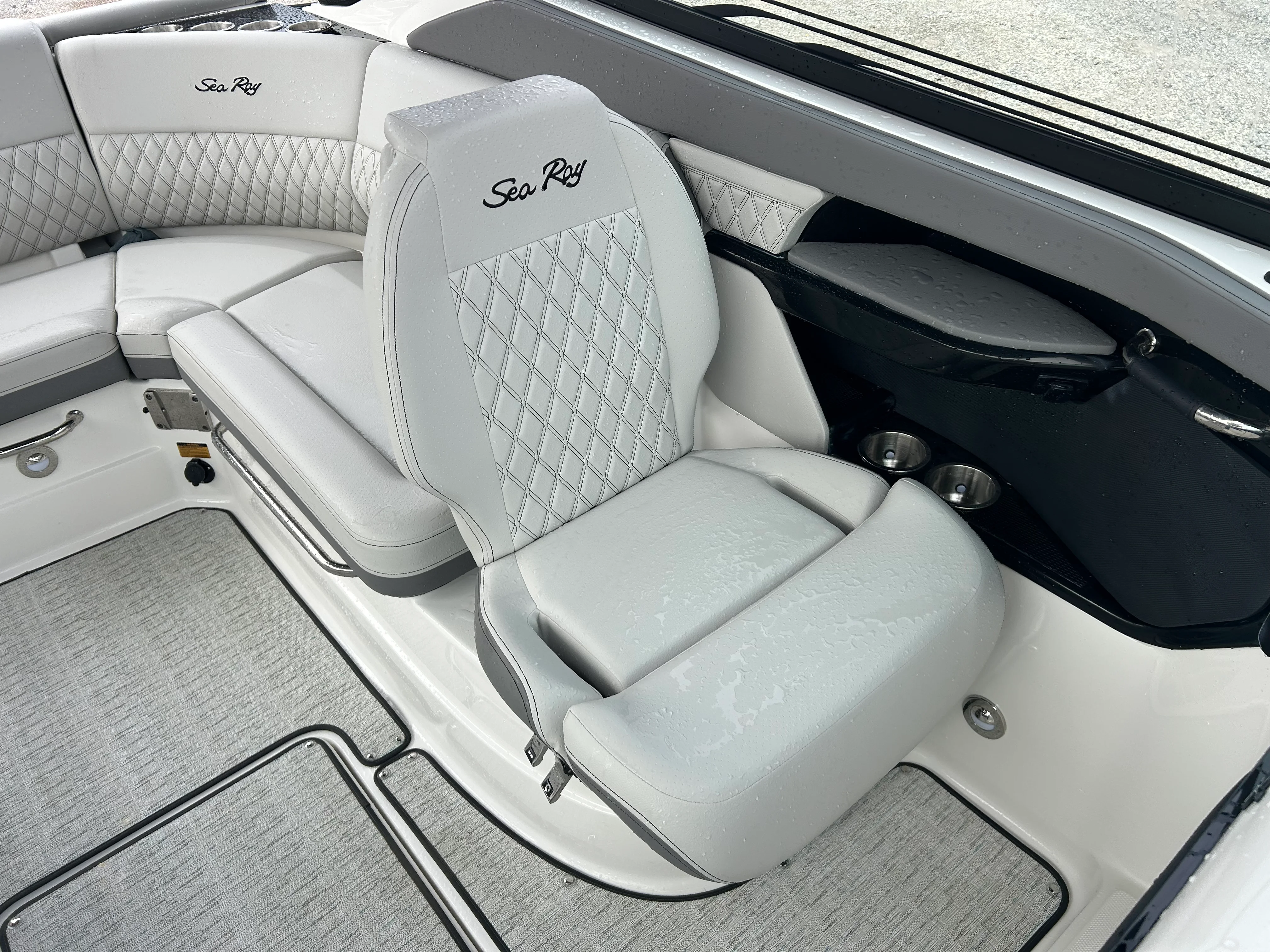 2026 Sea Ray SLX 260 Outboard Image Thumbnail #14