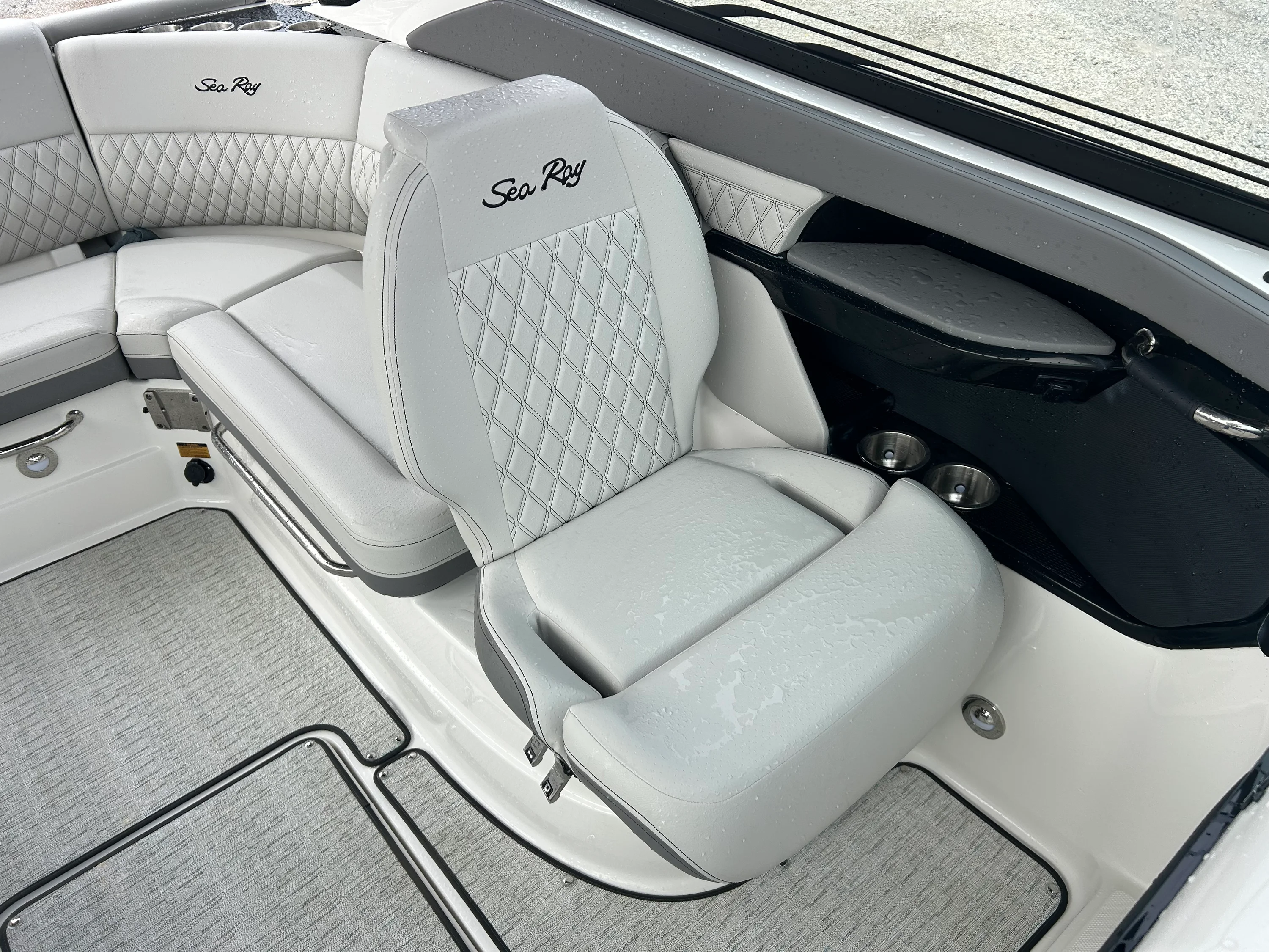 2026 Sea Ray SLX 260 Outboard Image Thumbnail #14