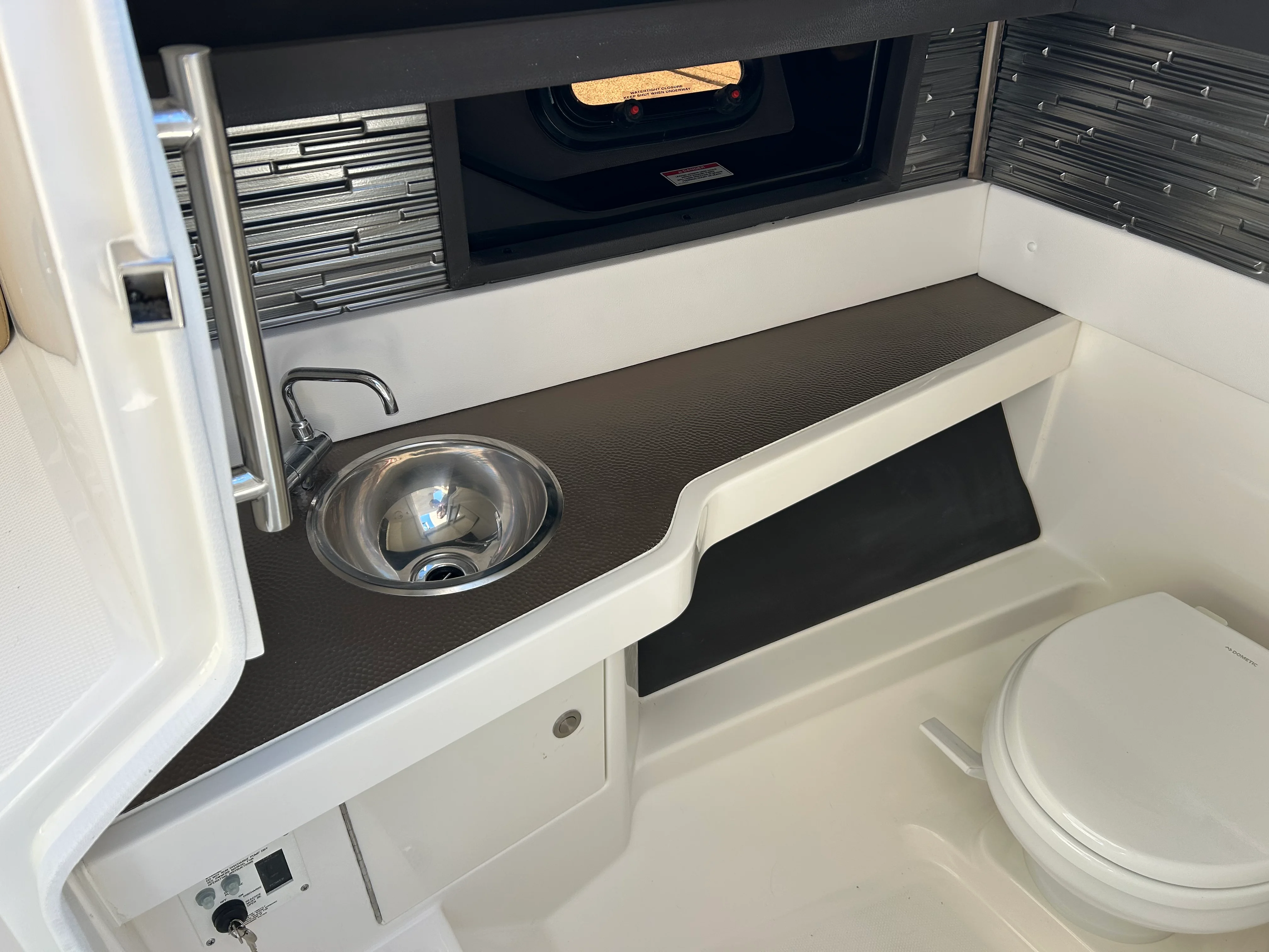 2026 Sea Ray SLX 310 Outboard Image Thumbnail #19