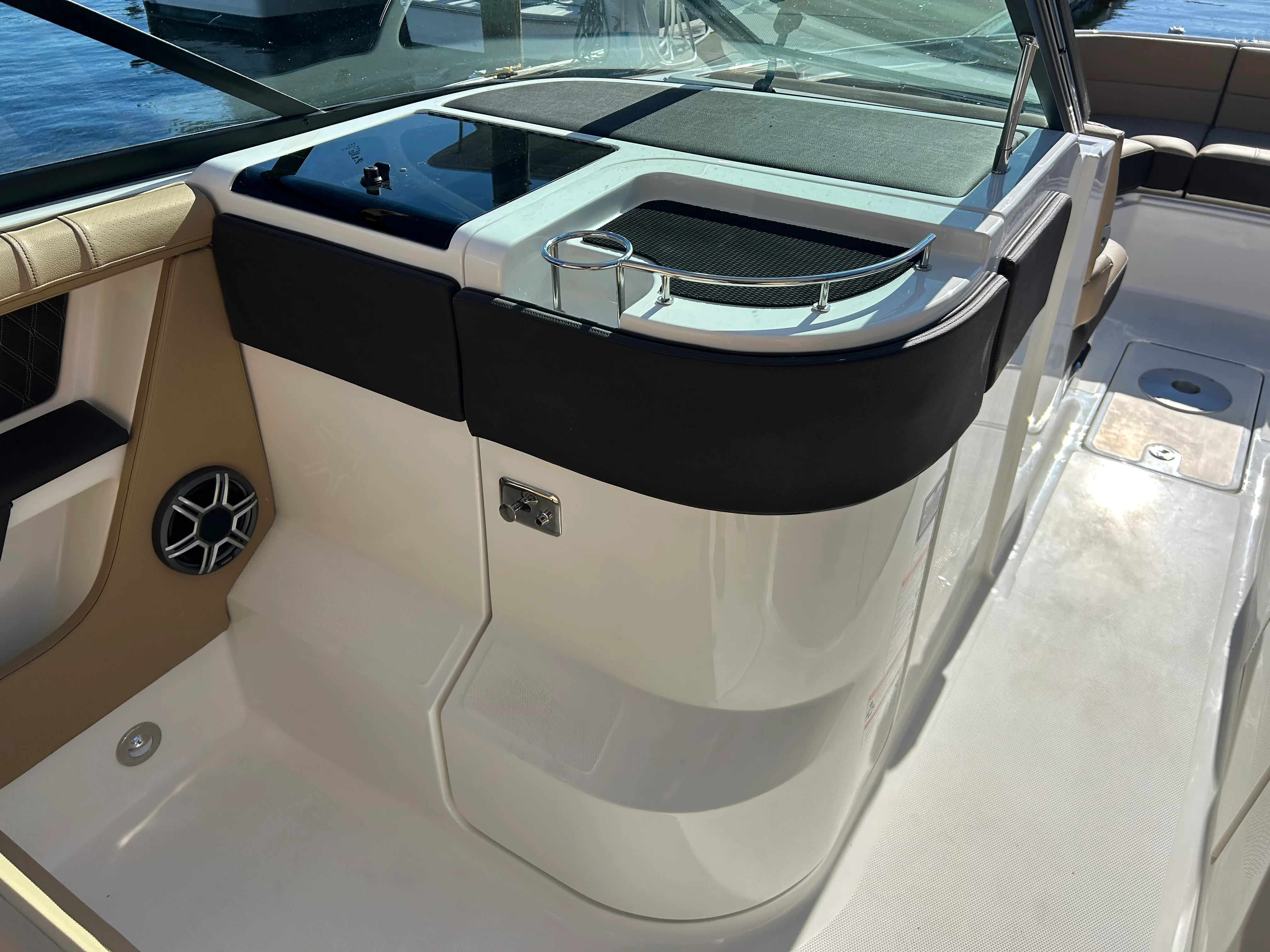 2026 Sea Ray SLX 310 Outboard Image Thumbnail #21