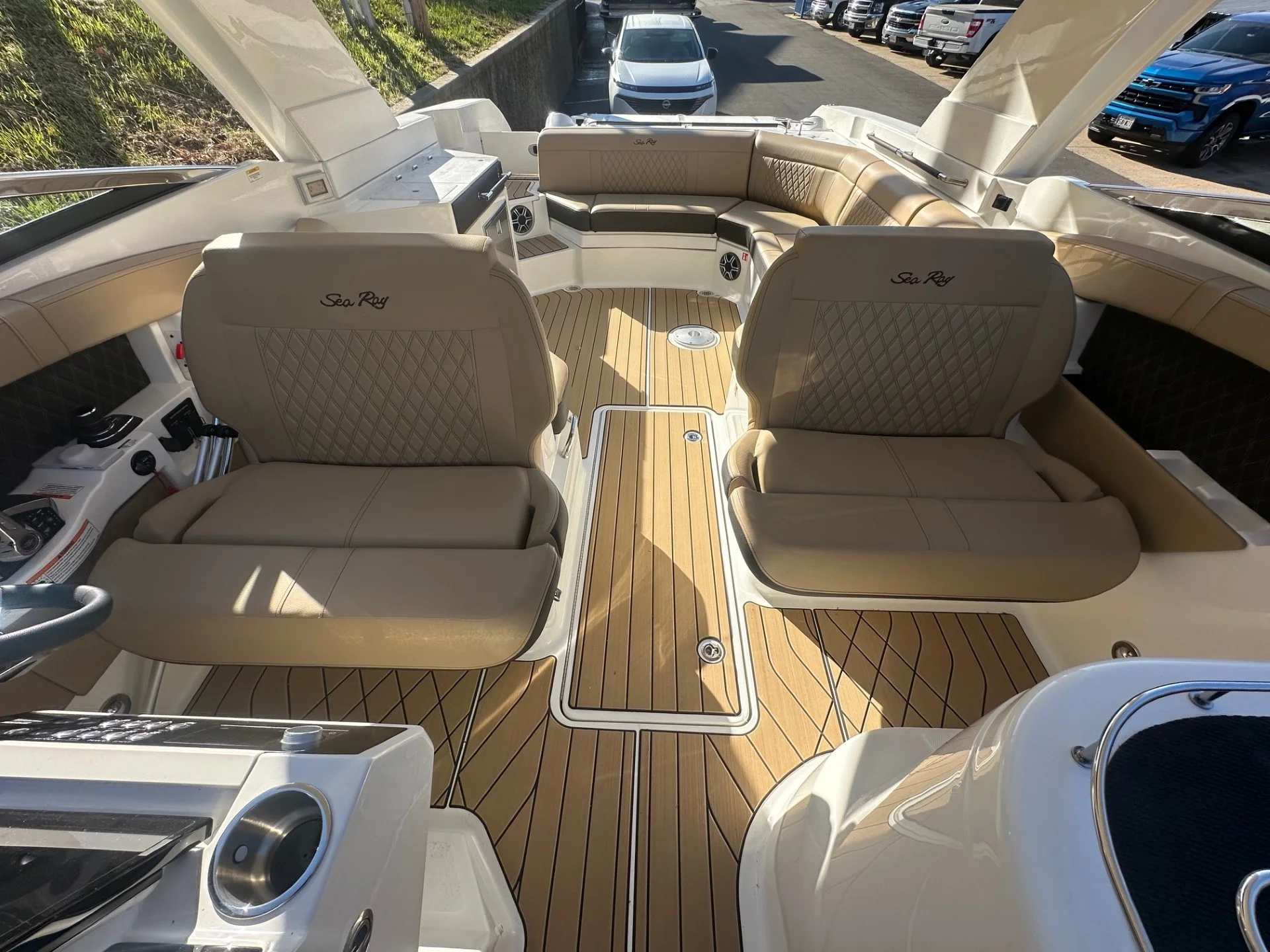 2026 Sea Ray SLX 350 Image Thumbnail #11