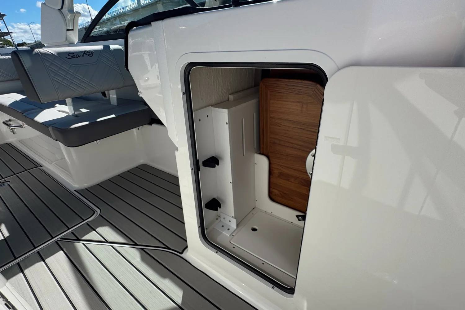 2026 Sea Ray SDX 270 Outboard Image Thumbnail #19