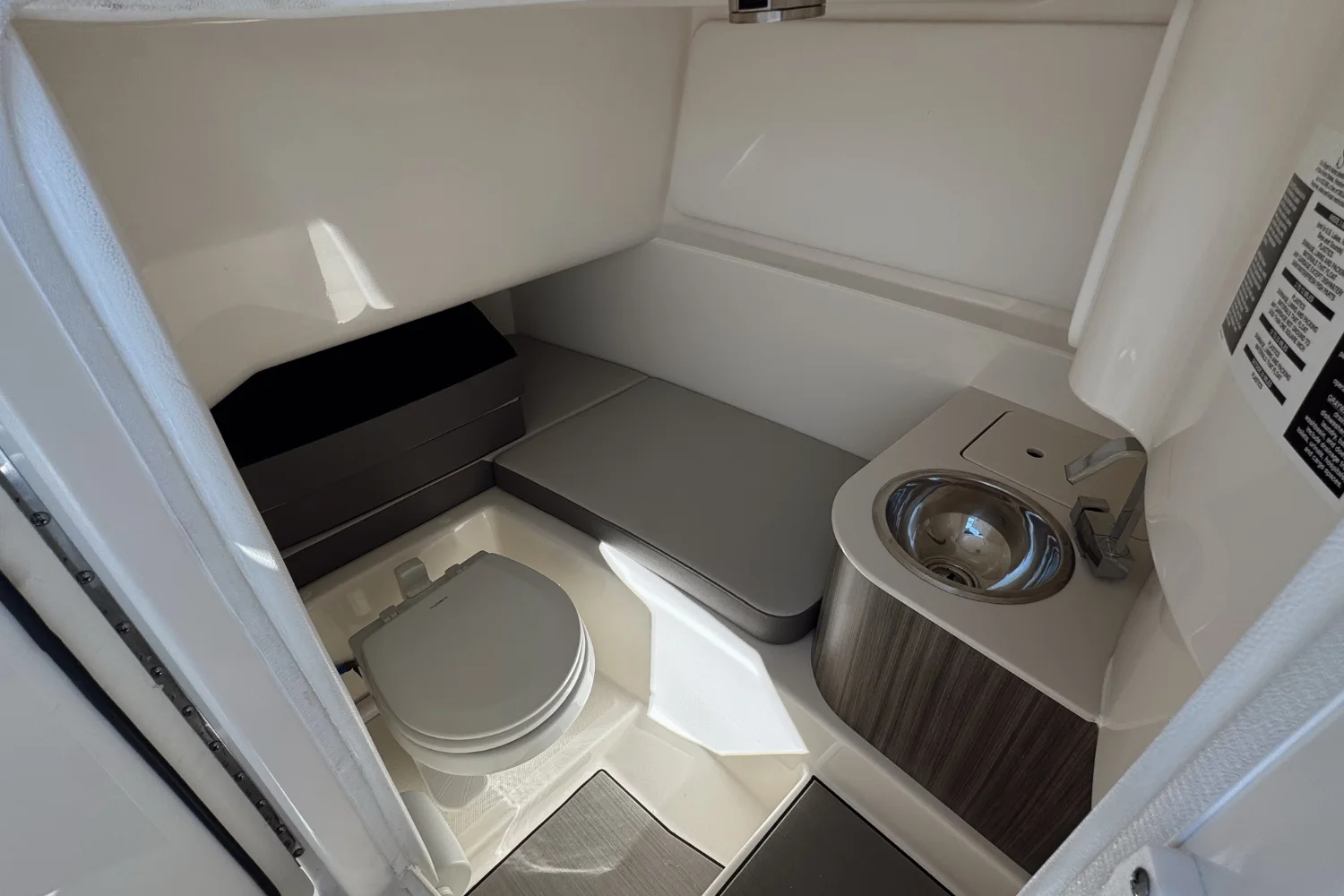 2026 Sea Ray SDX 270 Outboard Image Thumbnail #18