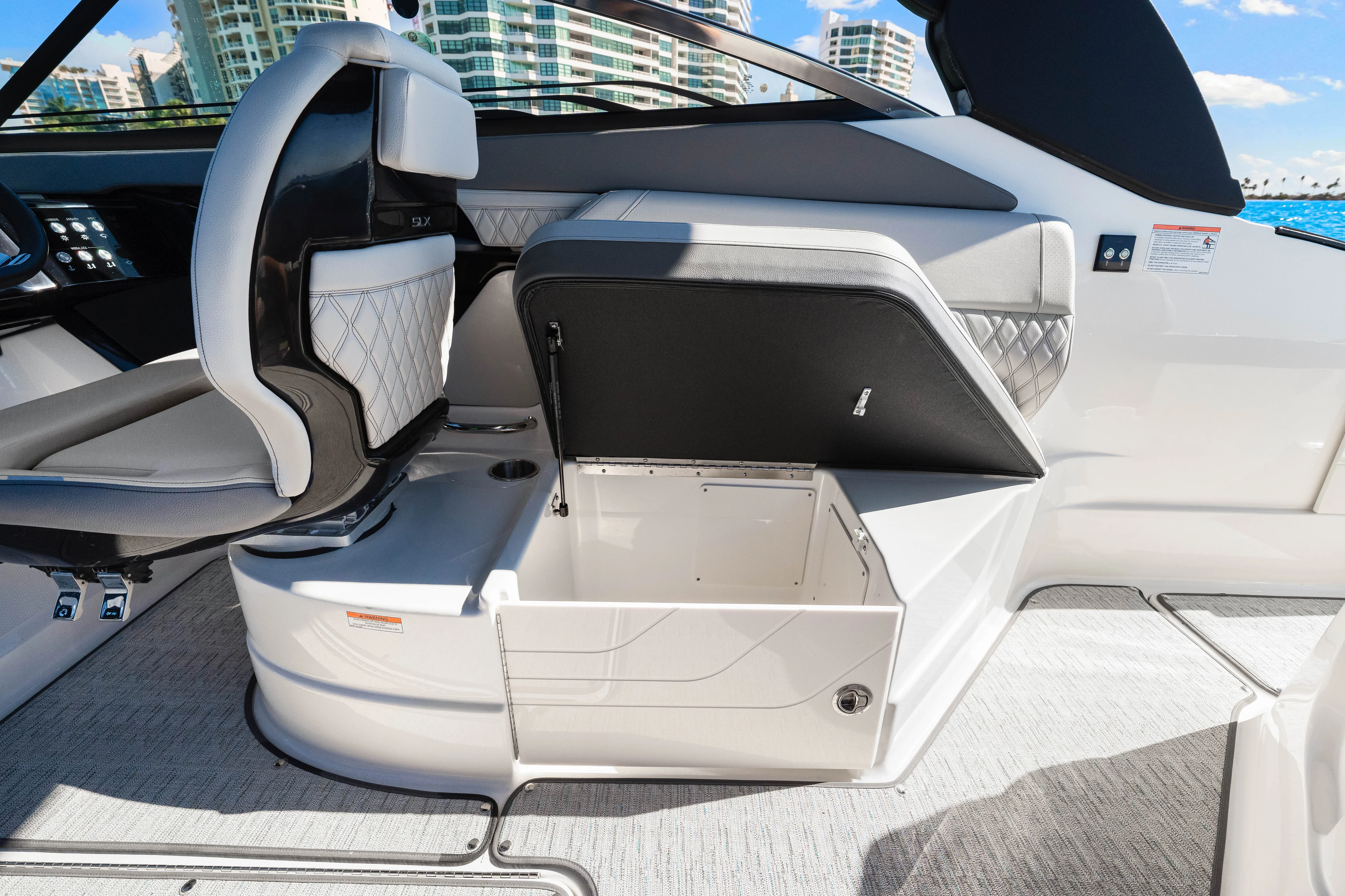 2026 Sea Ray SLX 260 Outboard Image Thumbnail #30