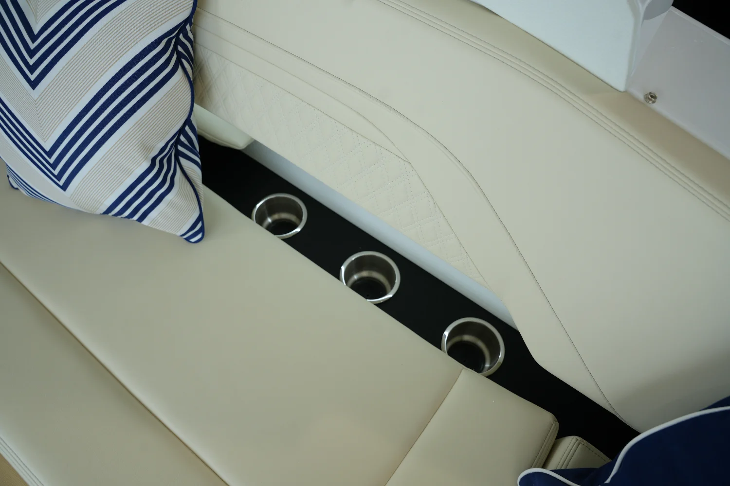 2026 Cruisers Yachts 34 GLS Image Thumbnail #20