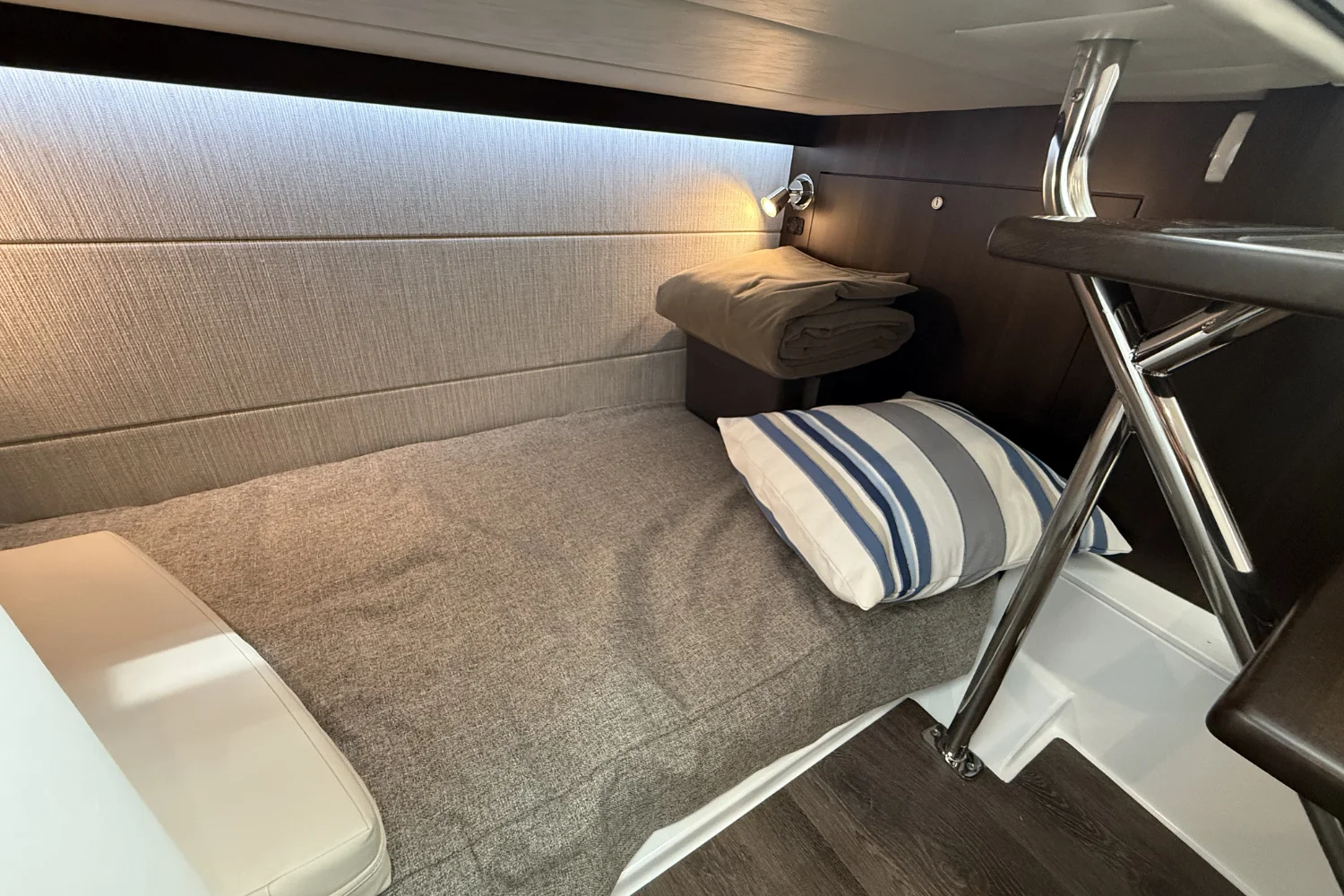 2026 Cruisers Yachts 34 GLS Image Thumbnail #53