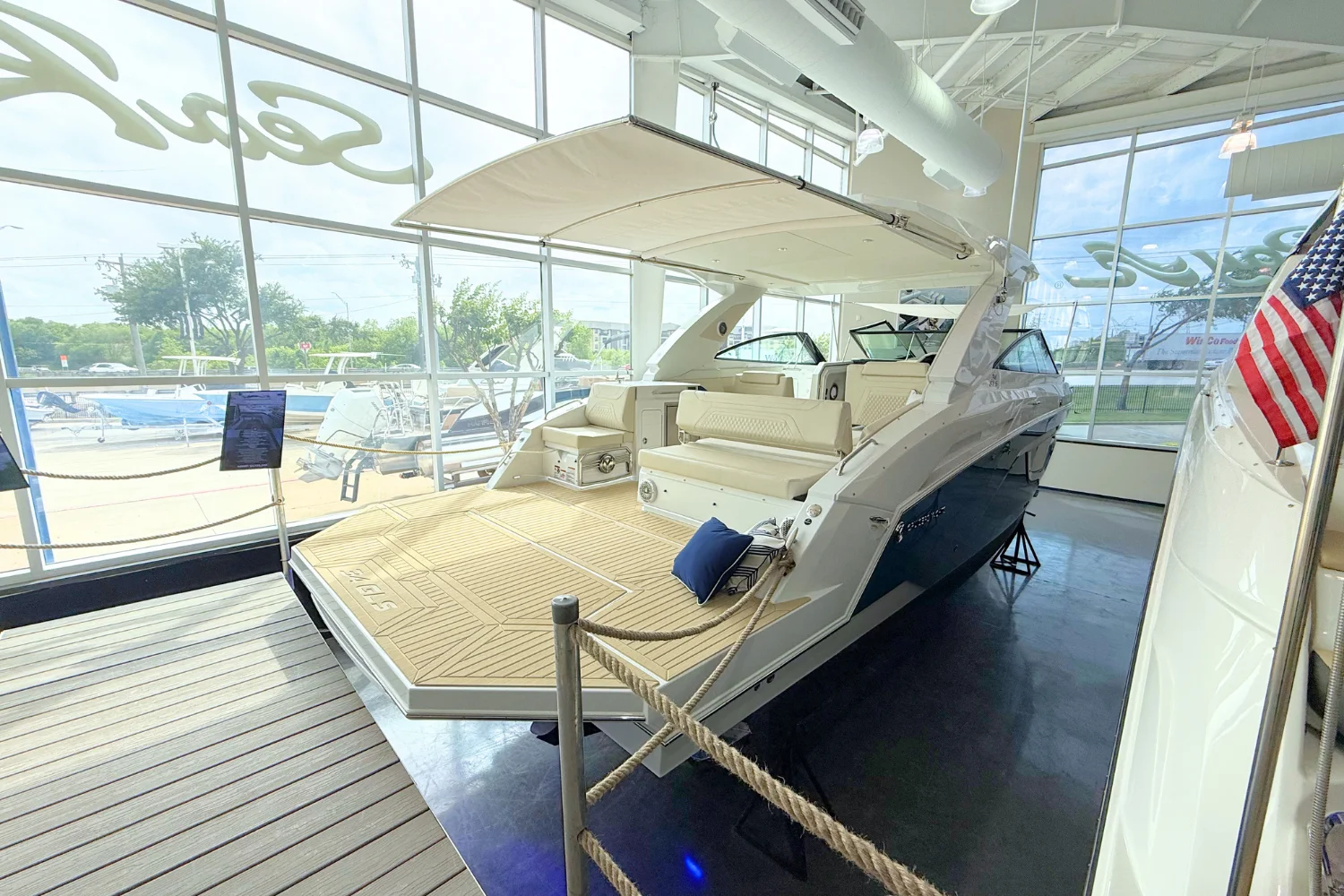 2026 Cruisers Yachts 34 GLS Image Thumbnail #3