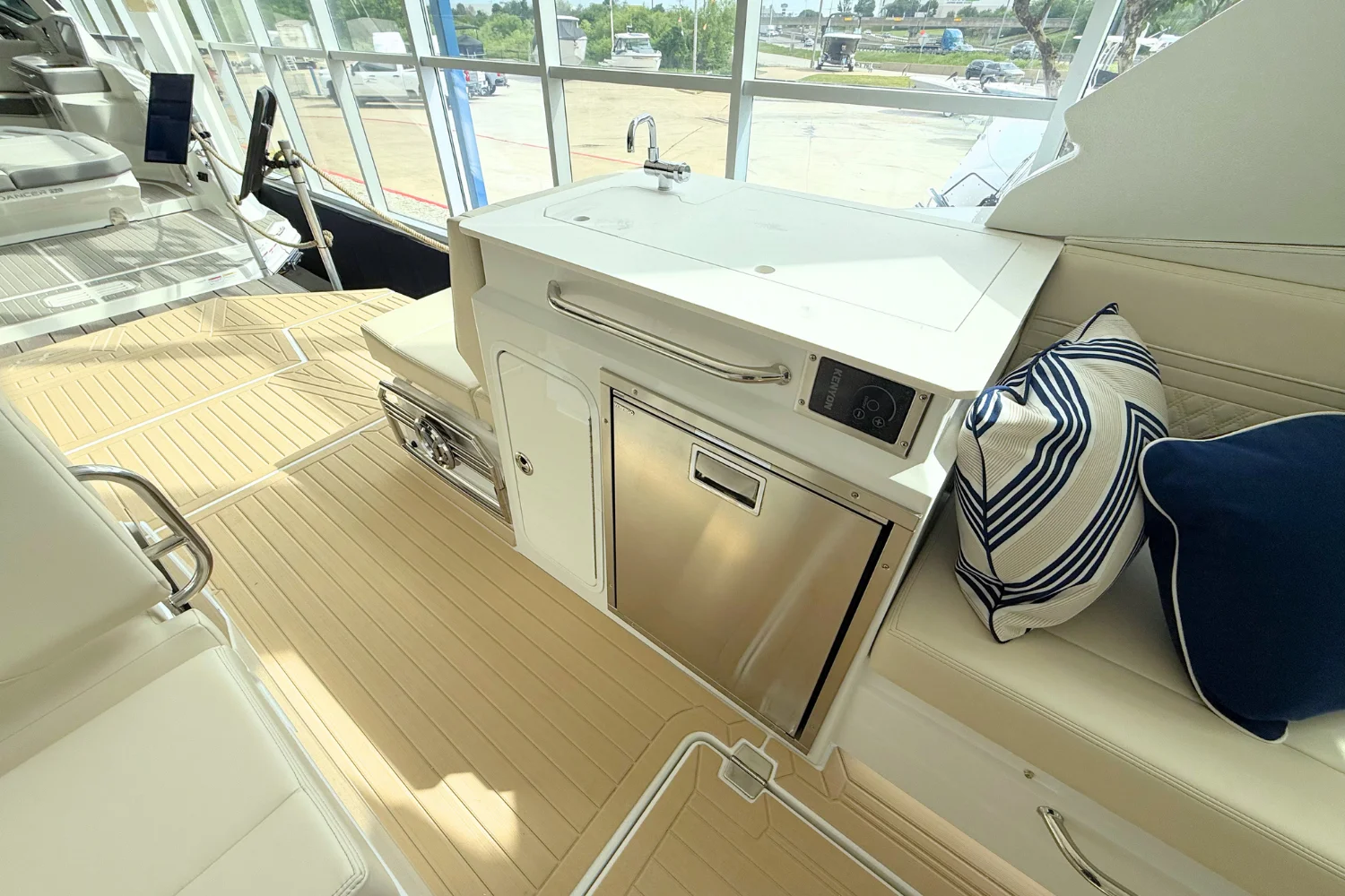 2026 Cruisers Yachts 34 GLS Image Thumbnail #14