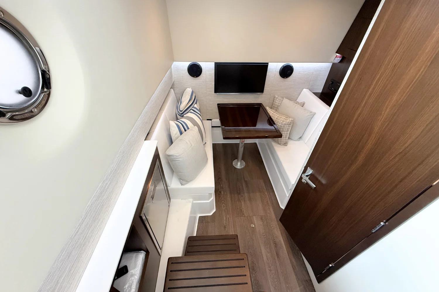 2026 Cruisers Yachts 34 GLS Image Thumbnail #43