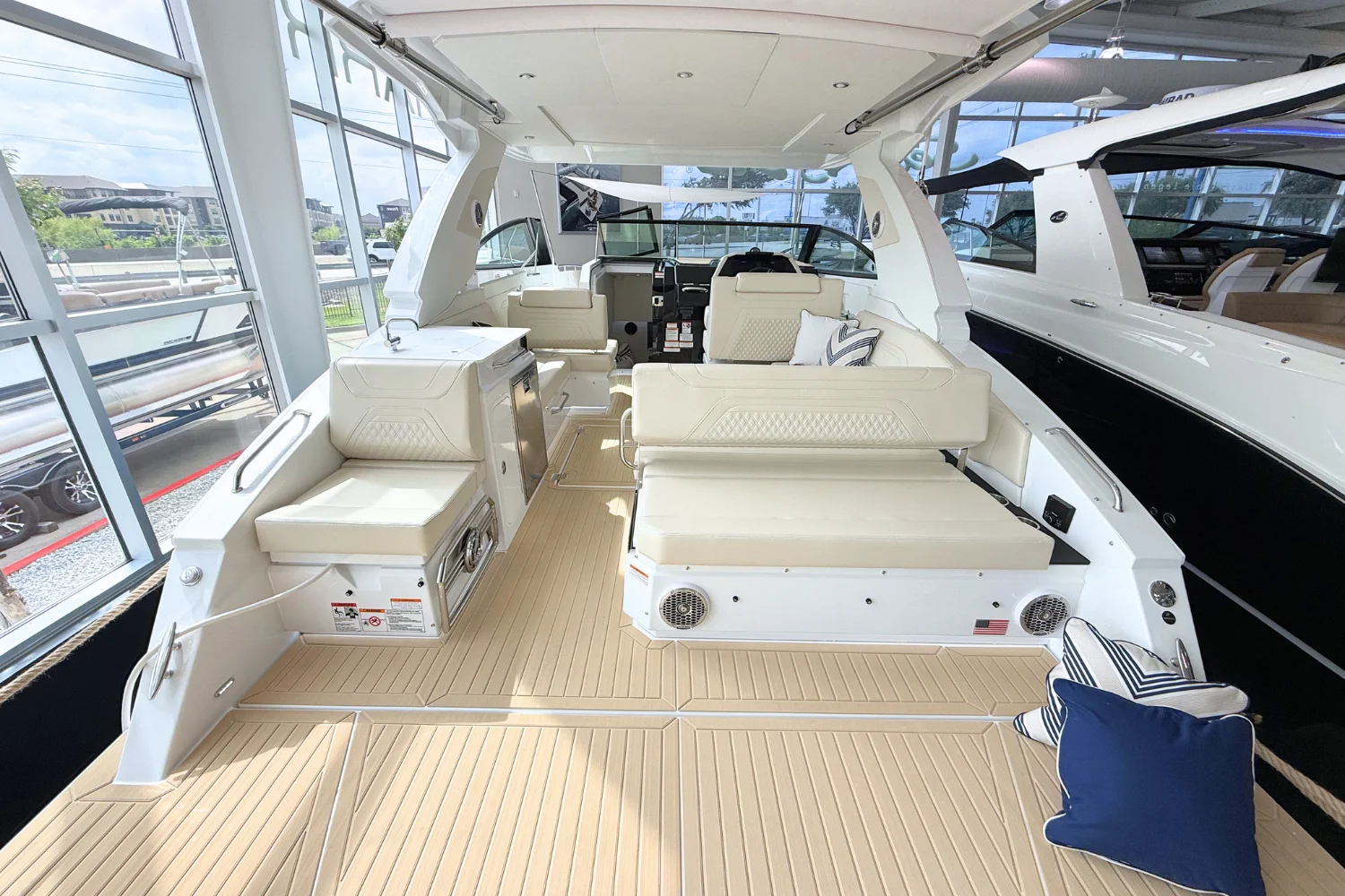 2026 Cruisers Yachts 34 GLS Image Thumbnail #8