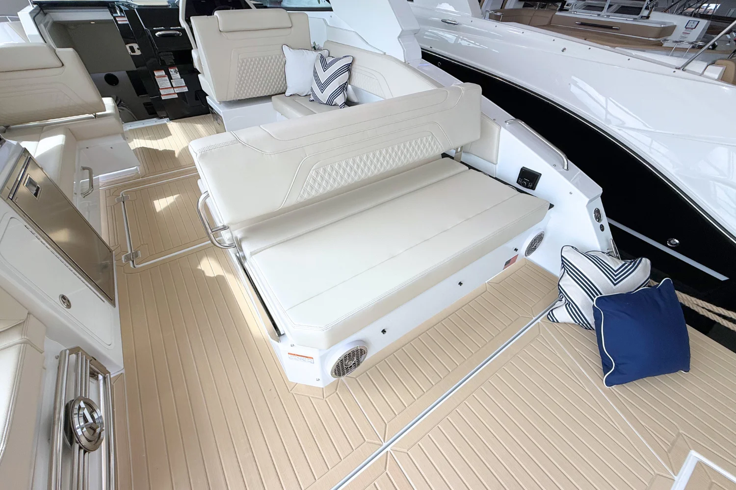 2026 Cruisers Yachts 34 GLS Image Thumbnail #11