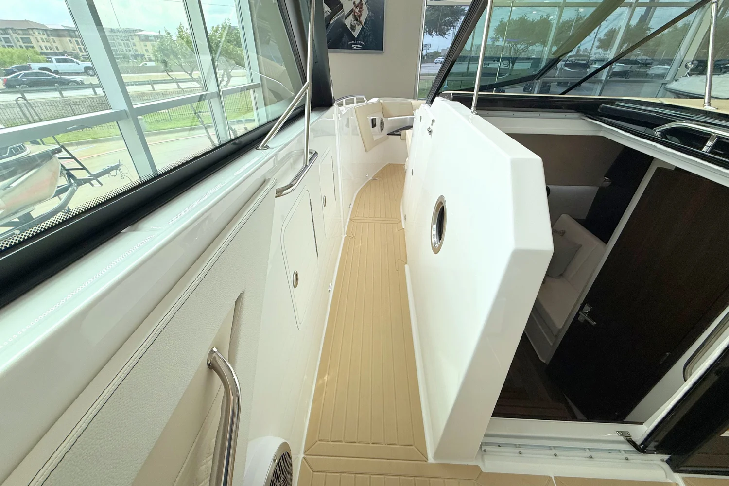 2026 Cruisers Yachts 34 GLS Image Thumbnail #33