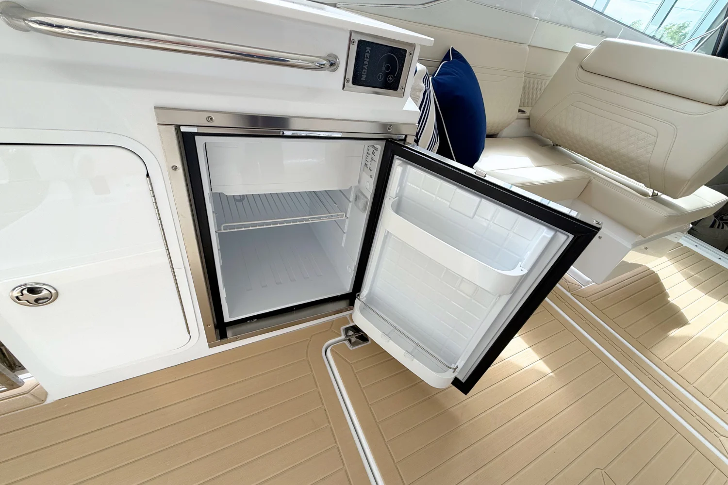 2026 Cruisers Yachts 34 GLS Image Thumbnail #17