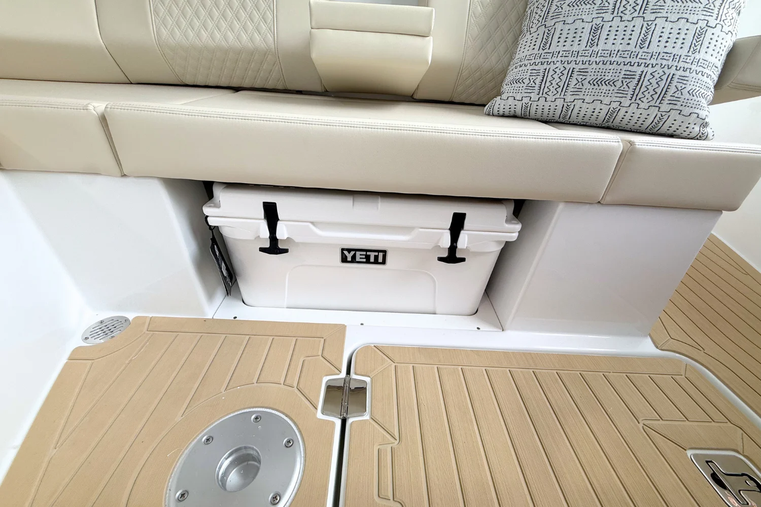2026 Cruisers Yachts 34 GLS Image Thumbnail #39
