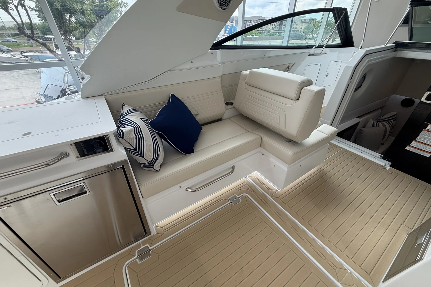 2026 Cruisers Yachts 34 GLS Image Thumbnail #21