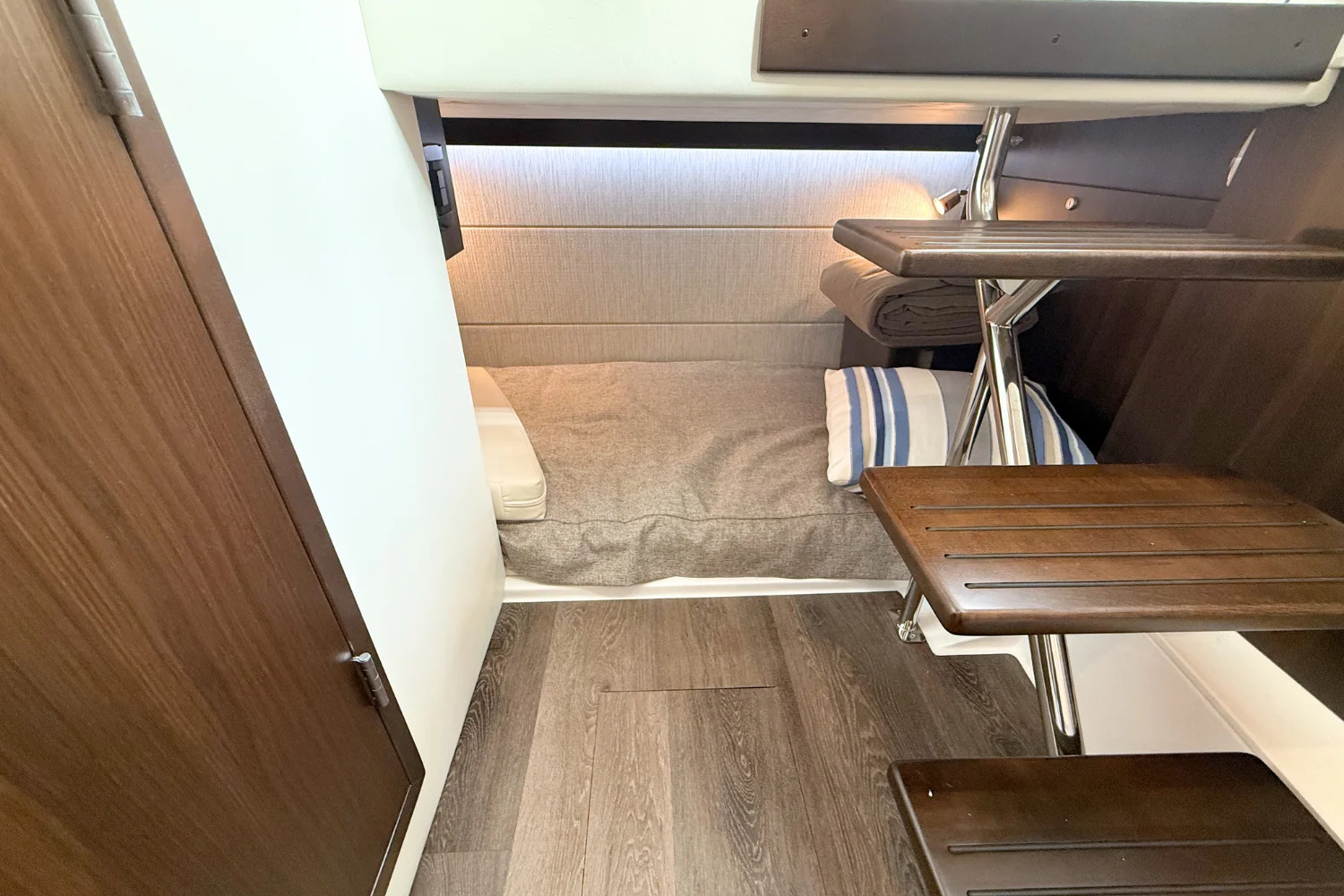 2026 Cruisers Yachts 34 GLS Image Thumbnail #52