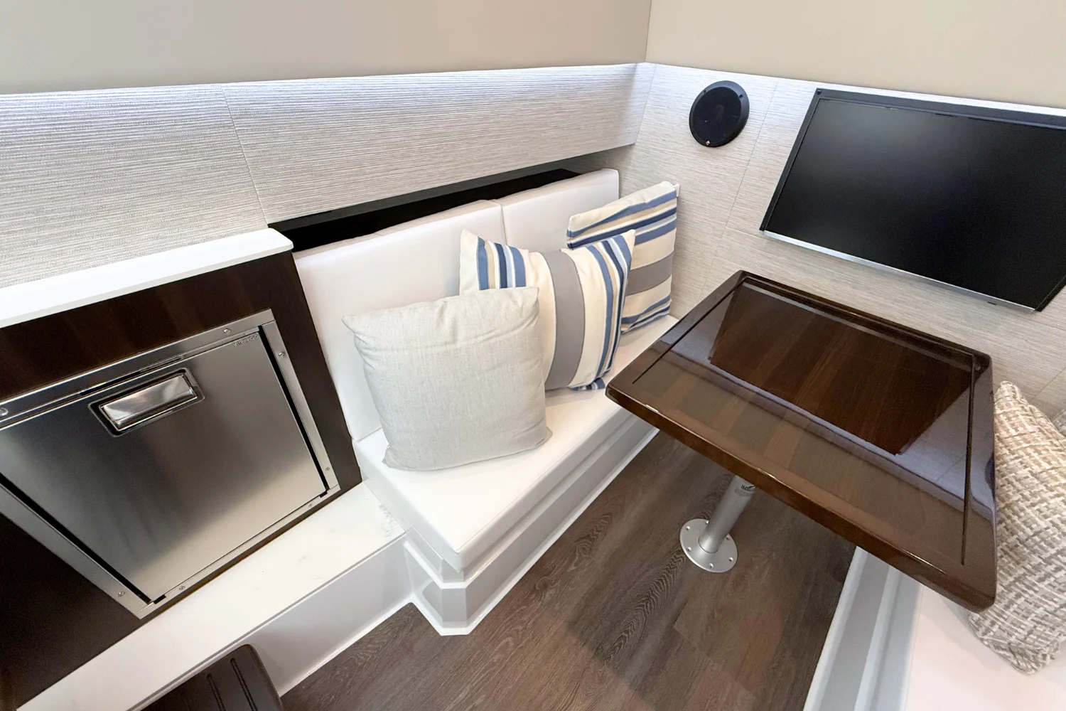 2026 Cruisers Yachts 34 GLS Image Thumbnail #45