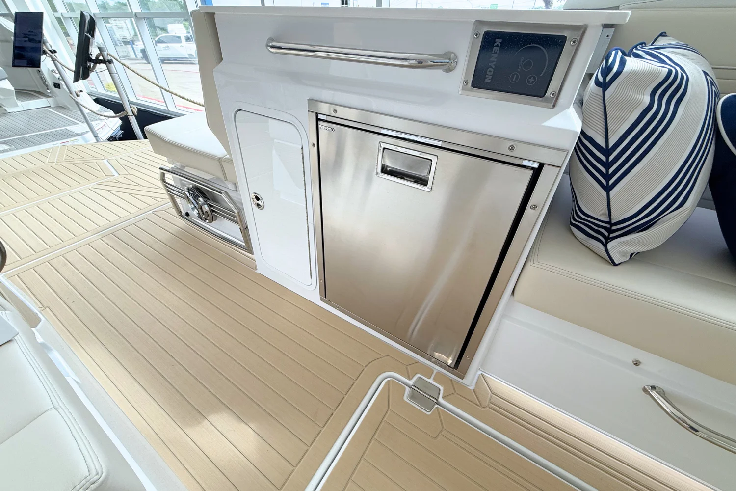 2026 Cruisers Yachts 34 GLS Image Thumbnail #16