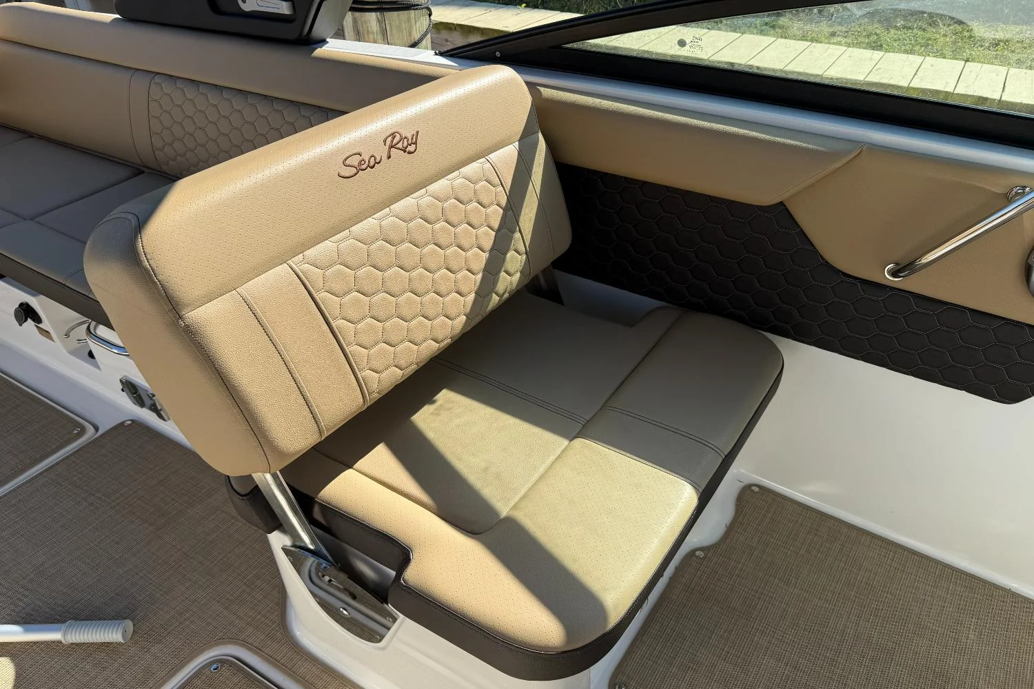 2024 Sea Ray 250 SDX OB Image Thumbnail #9