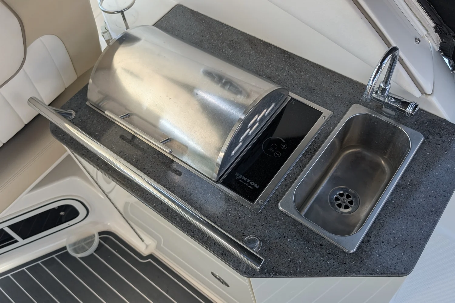 2012 Sea Ray 310 SUNDANCER Image Thumbnail #8