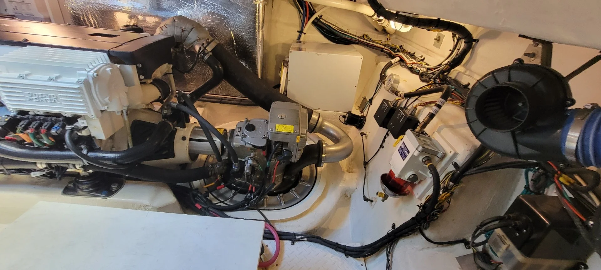 2015 Cruisers Yachts 41 CANTIUS Image Thumbnail #41