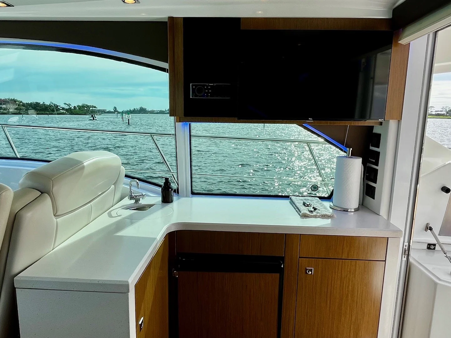 2015 Cruisers Yachts 41 CANTIUS Image Thumbnail #14