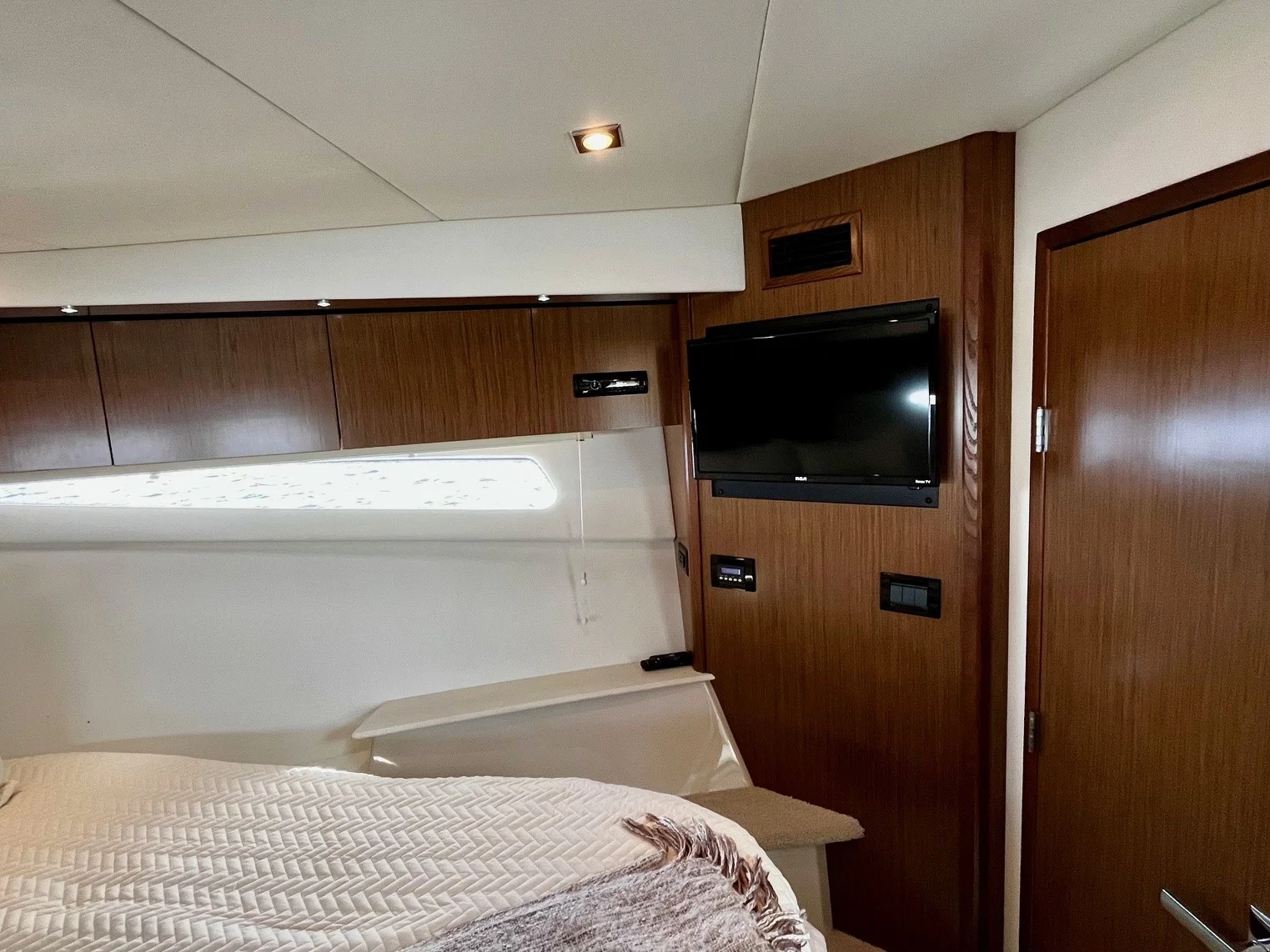 2015 Cruisers Yachts 41 CANTIUS Image Thumbnail #22