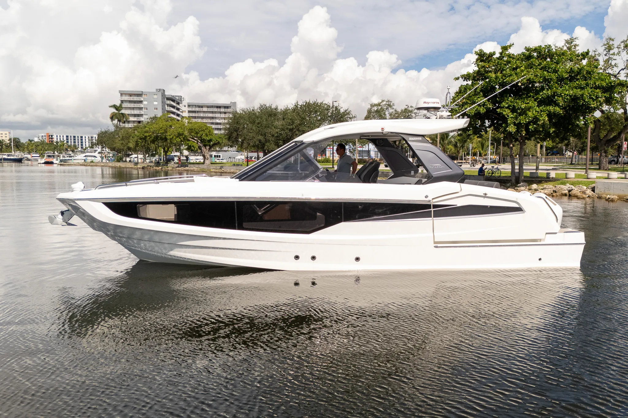 2024 Galeon 325 Image Thumbnail #5