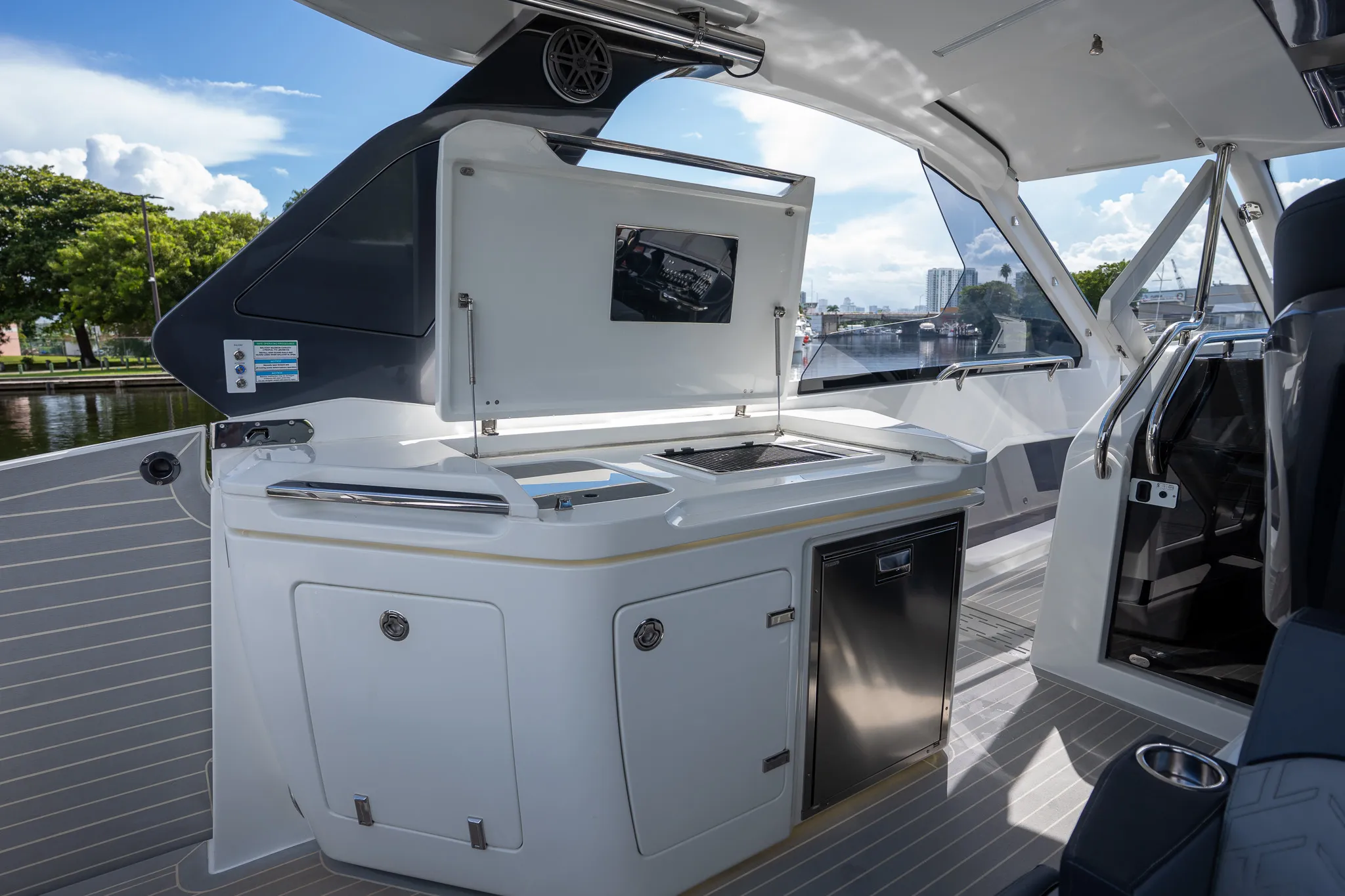 2024 Galeon 325 Image Thumbnail #17