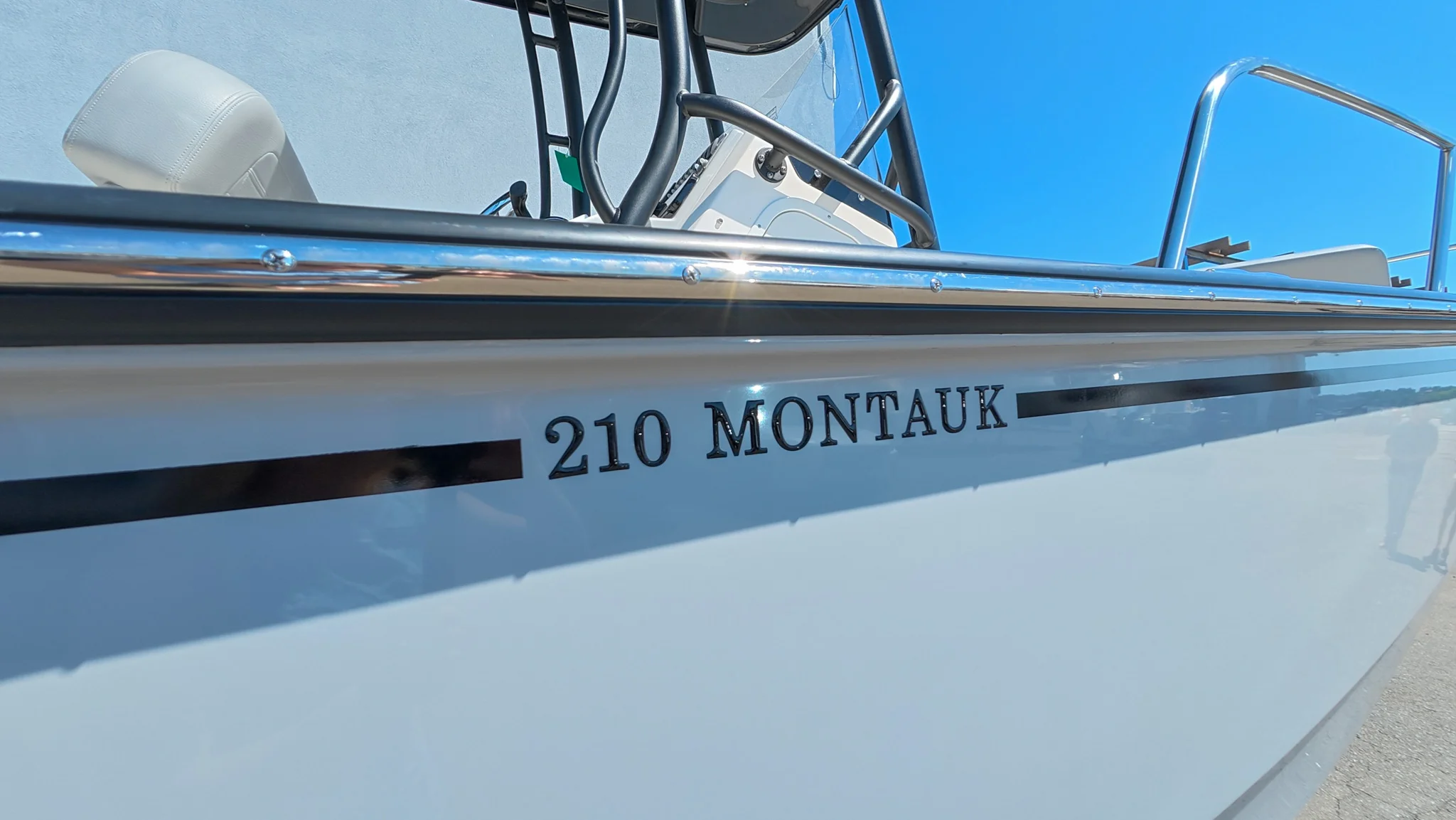 2026 Boston Whaler 210 Montauk Image Thumbnail #2